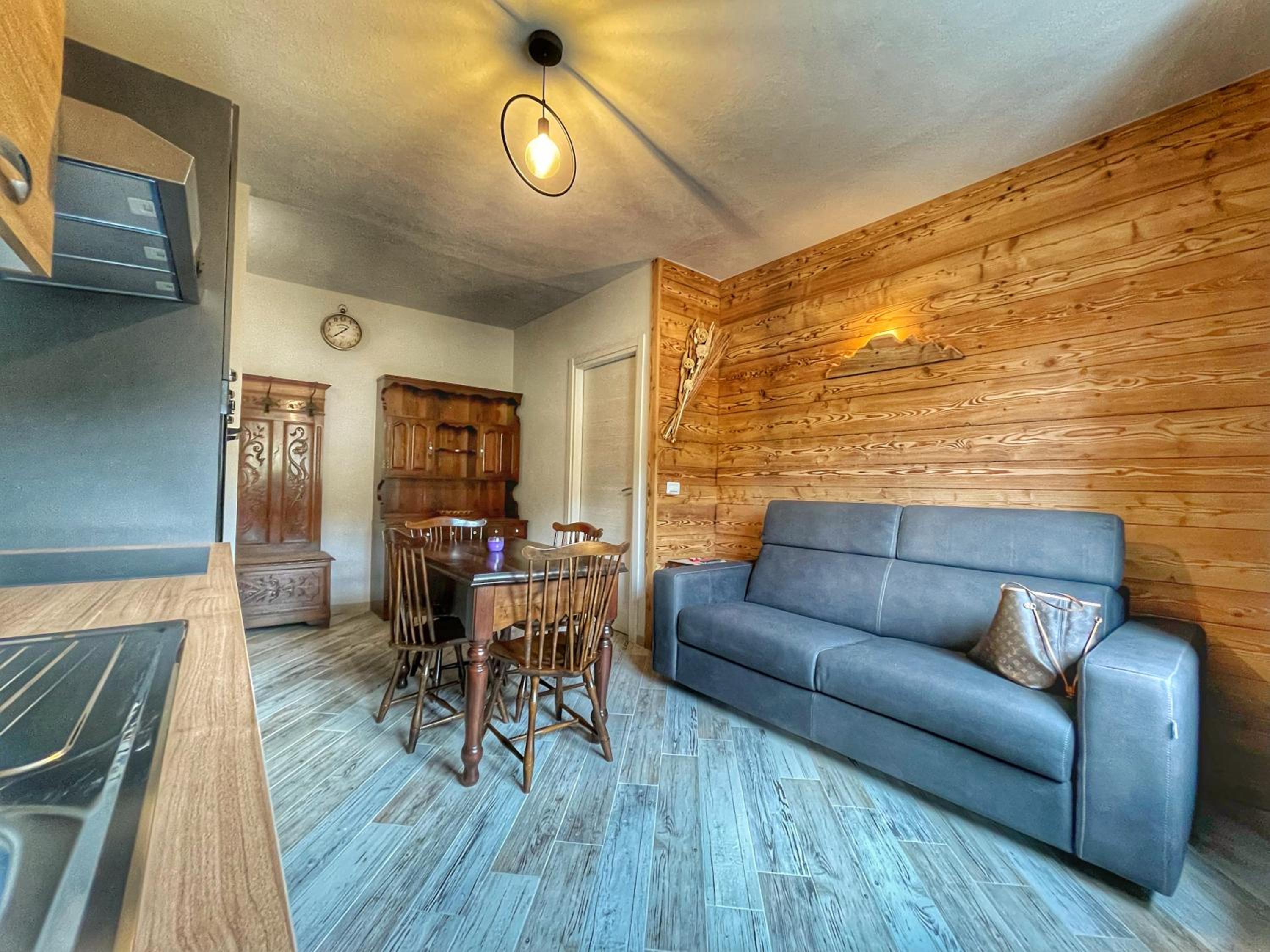 One-Bedroom Apartment photo 1