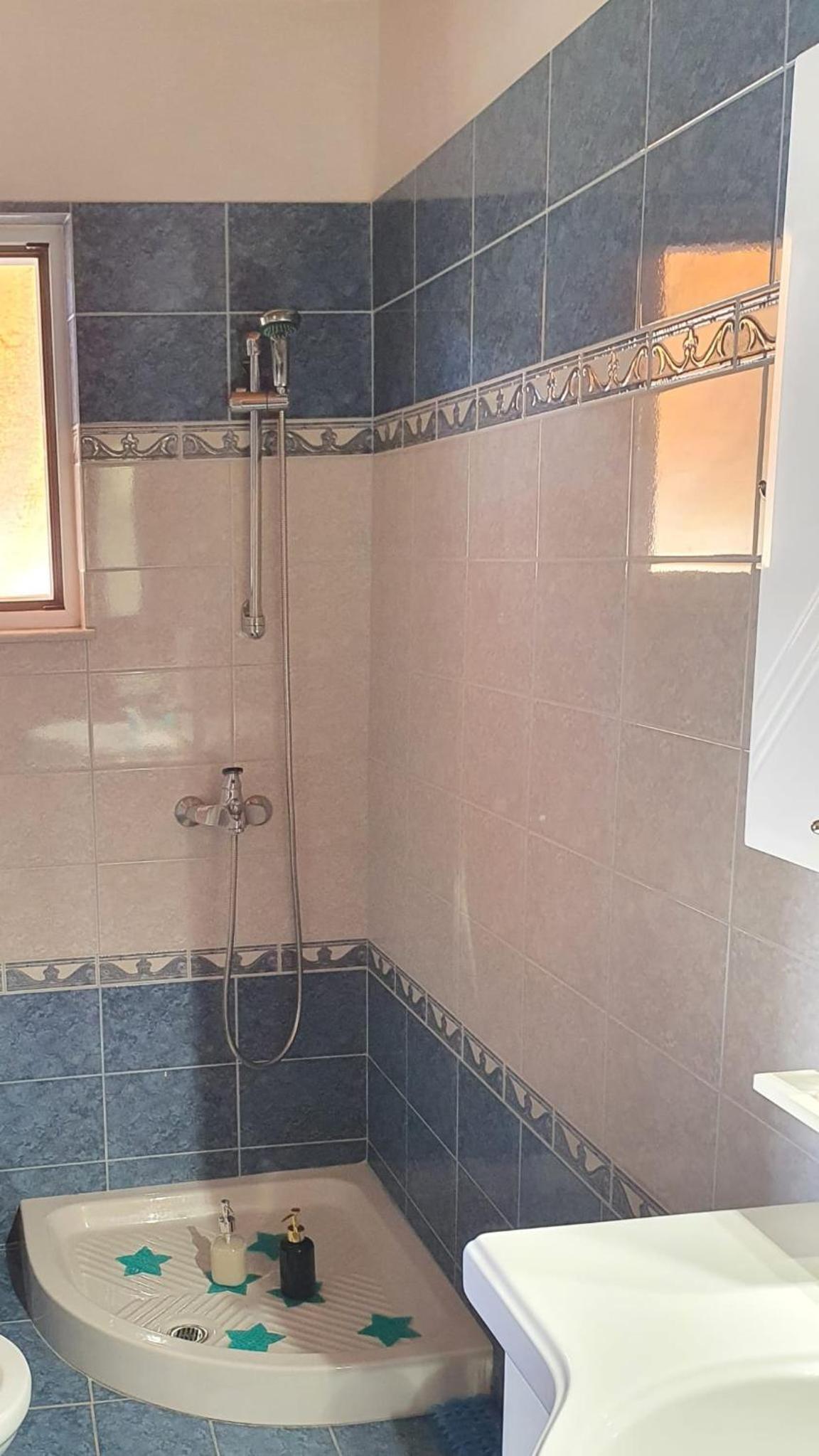 Double Room with Private Bathroom - Photo 12