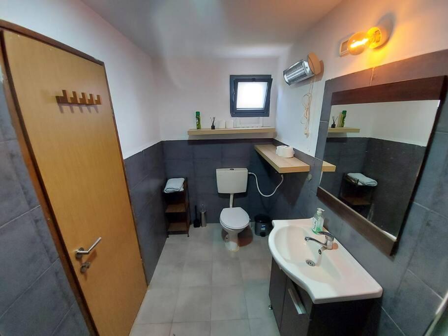 One-Bedroom House - Photo 15