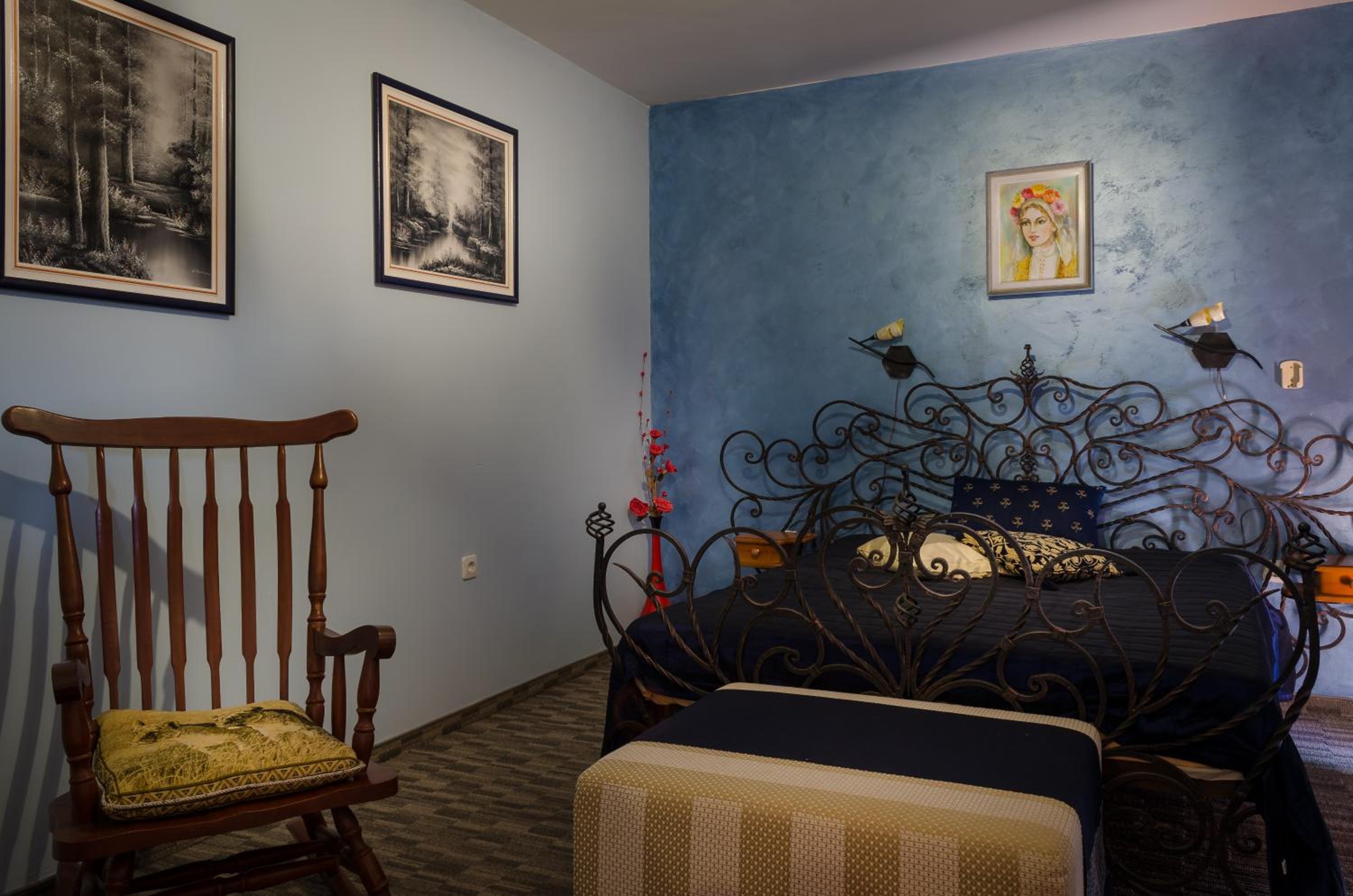 Deluxe One-Bedroom Suite with Balcony - Photo 5