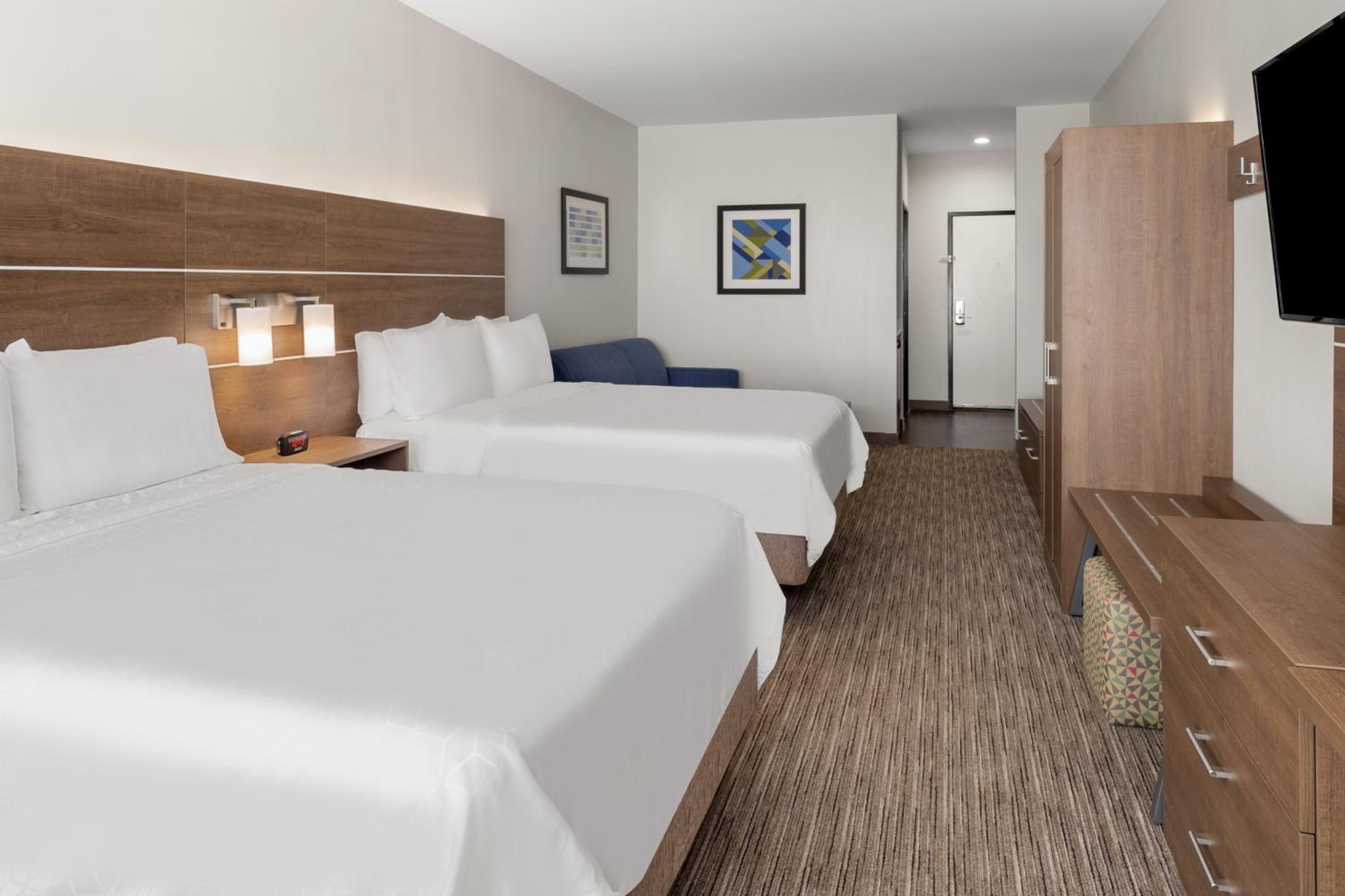 Queen Suite with Two Queen Beds and Sofa Bed - Photo 3