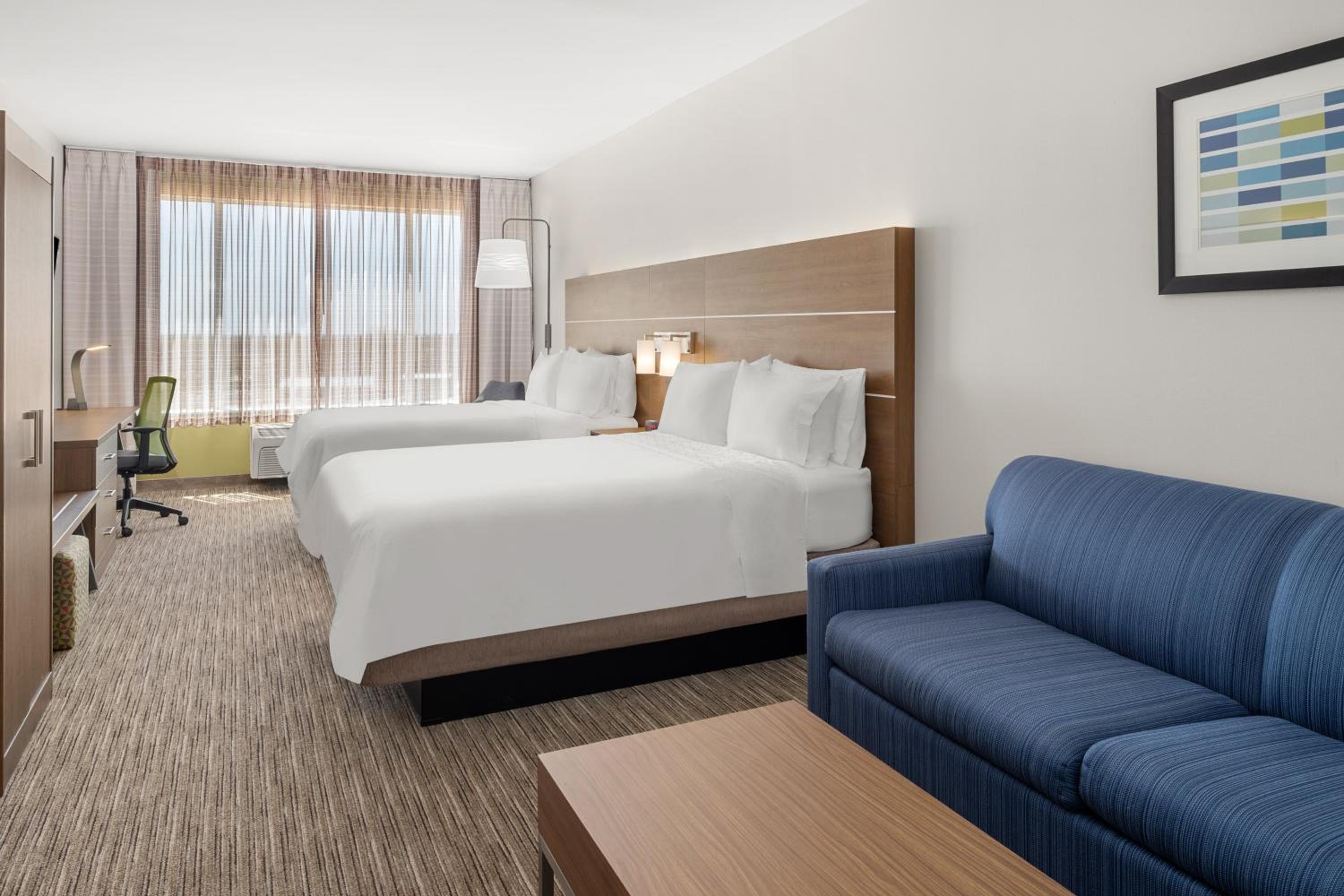 Queen Suite with Two Queen Beds and Sofa Bed - Photo 2