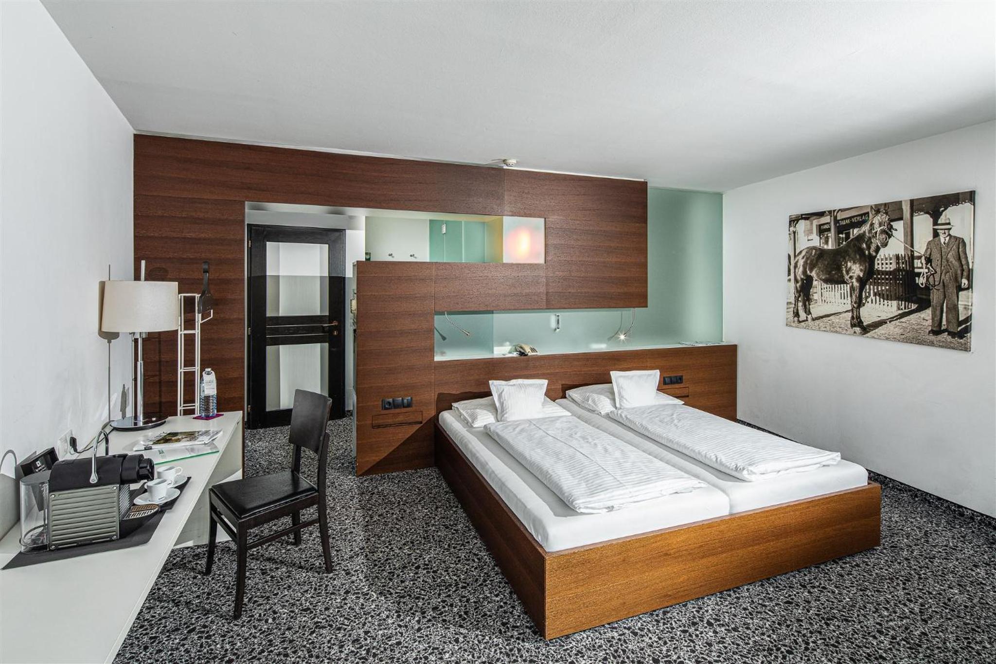 Deluxe Double Room with Bath - Photo 6