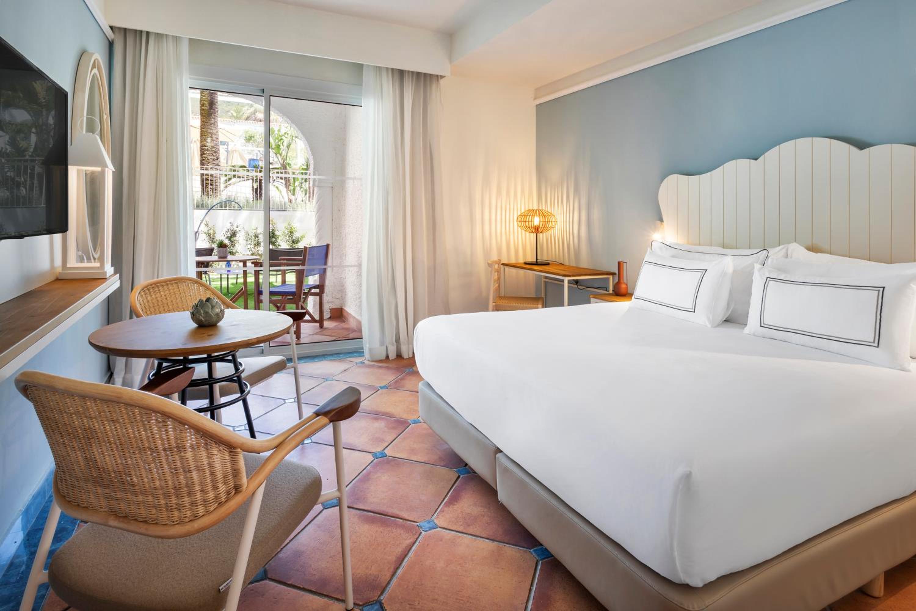 Premium Room with Garden - Photo 2