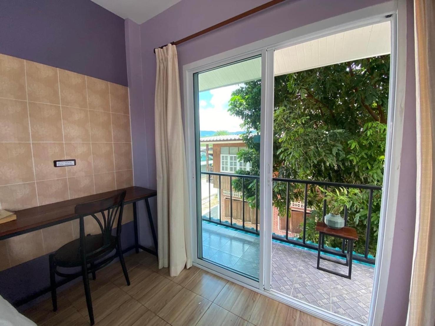 Studio with Balcony - Photo 7
