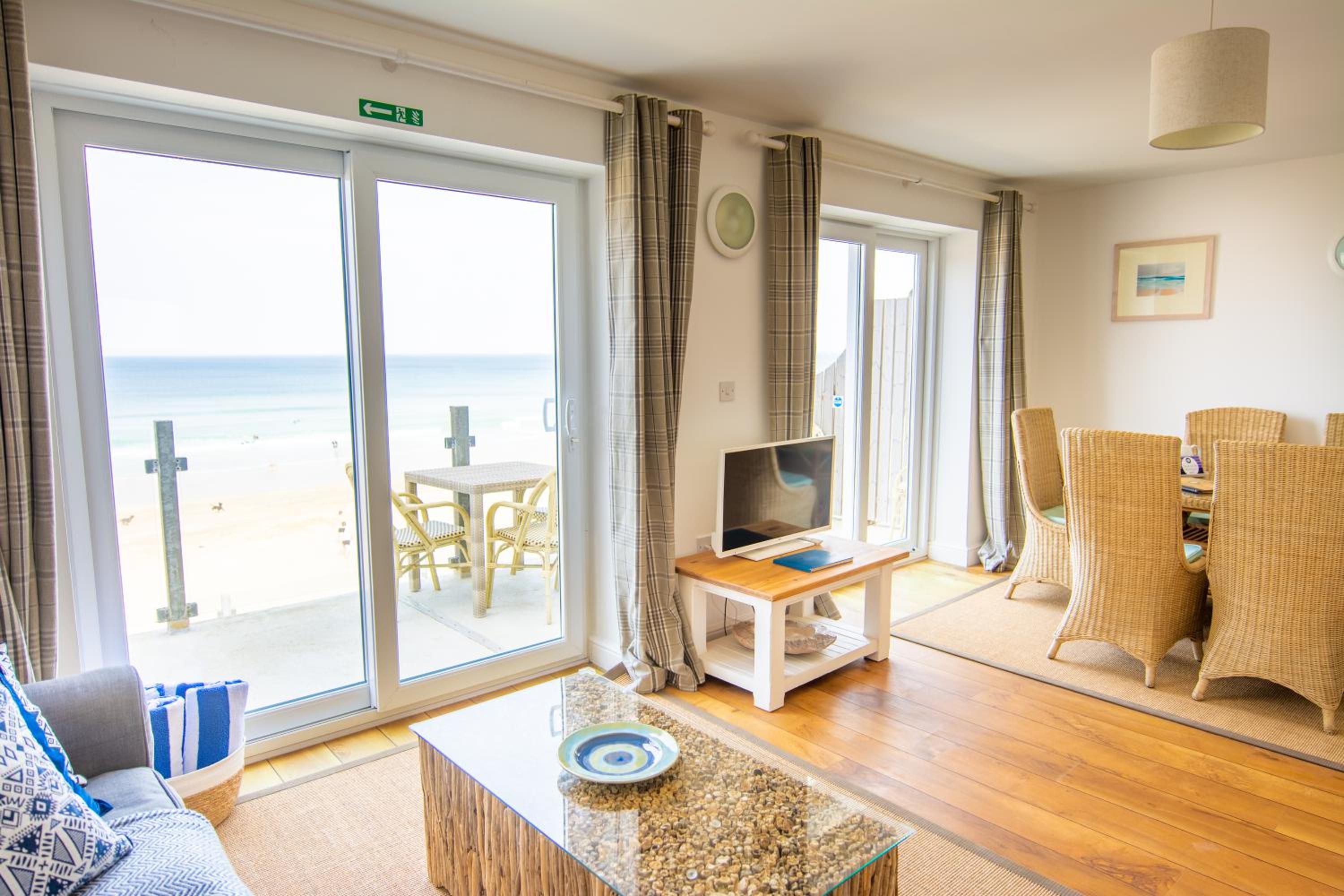 Deluxe Three-Bedroom Apartment with Balcony photo 3