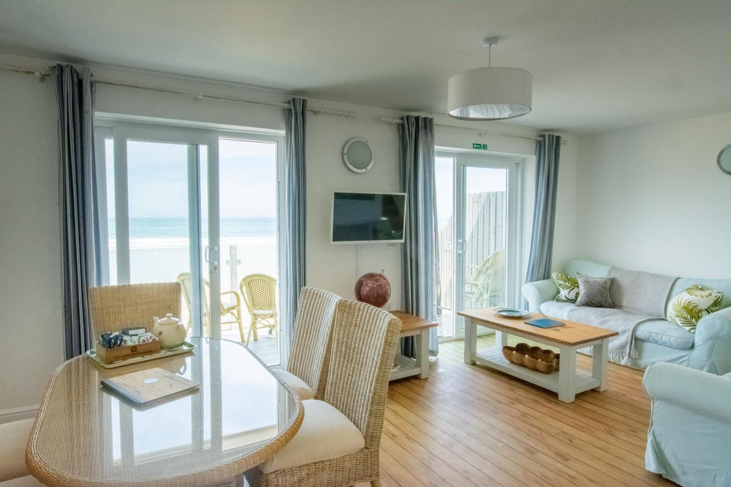 Three-Bedroom Apartment with Balcony photo 2