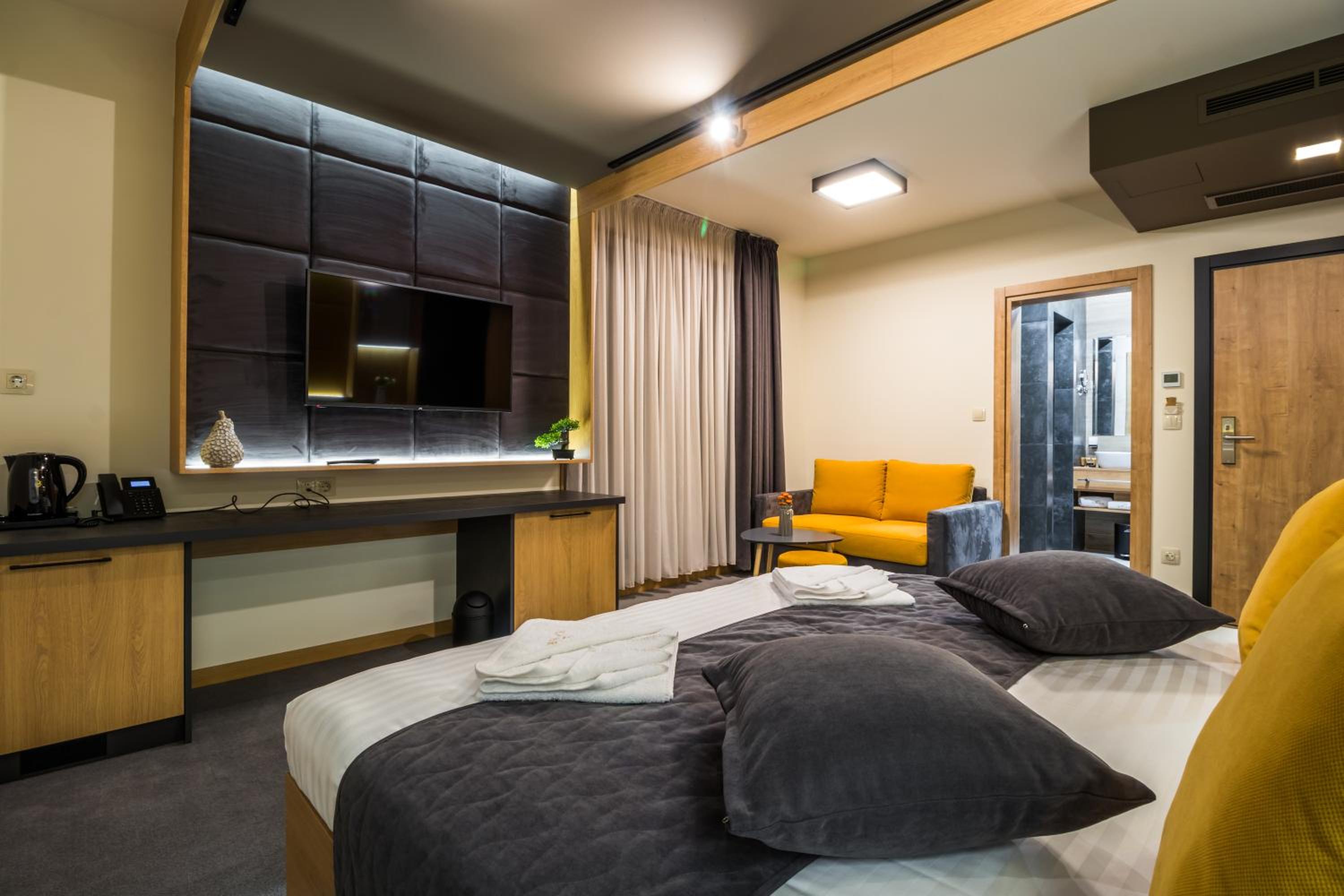 Deluxe Double Room with Extra Bed photo 3