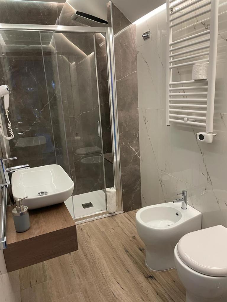 Queen Suite with Spa Bath - Photo 7