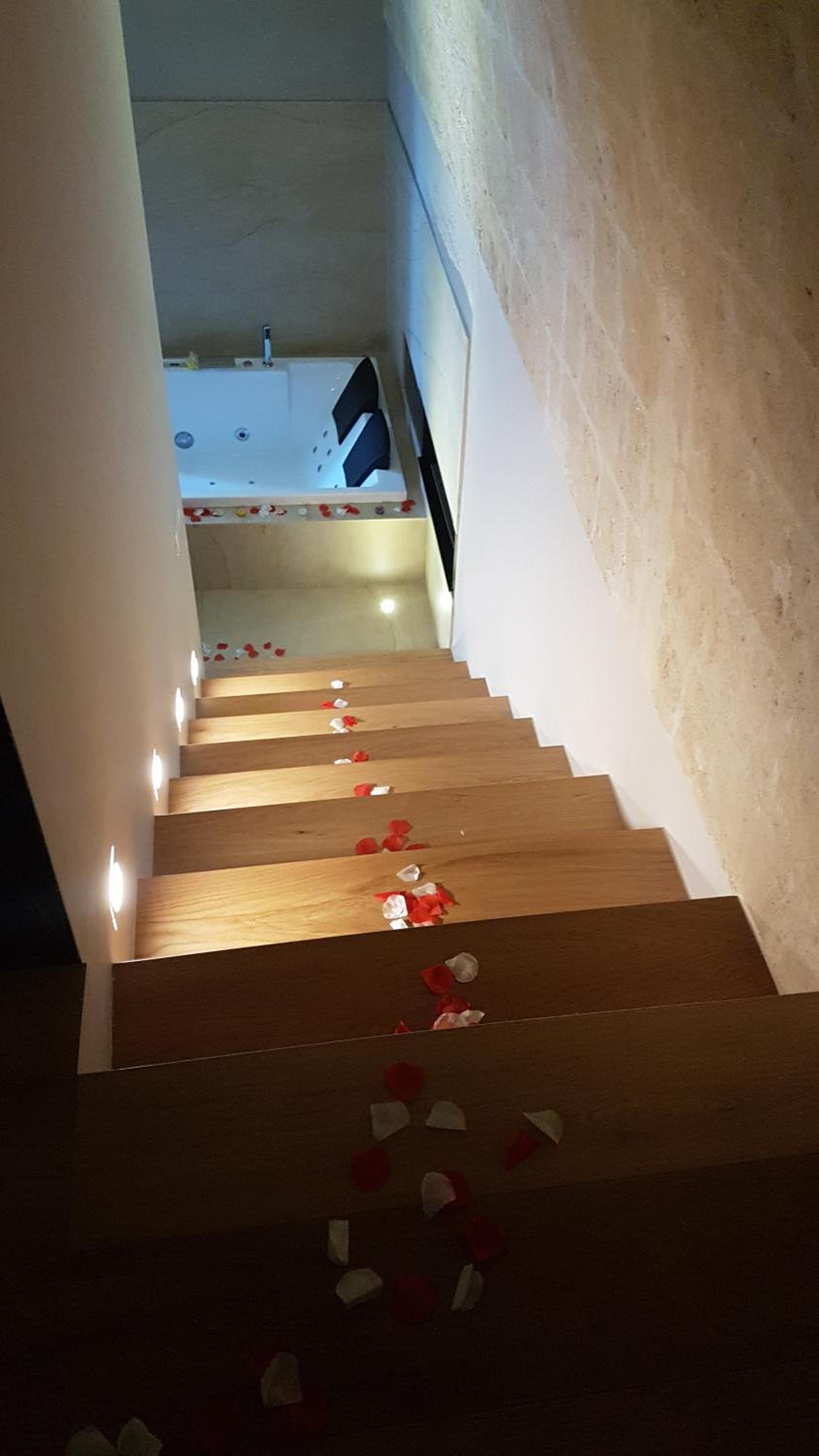 Suite with Balcony - Photo 16