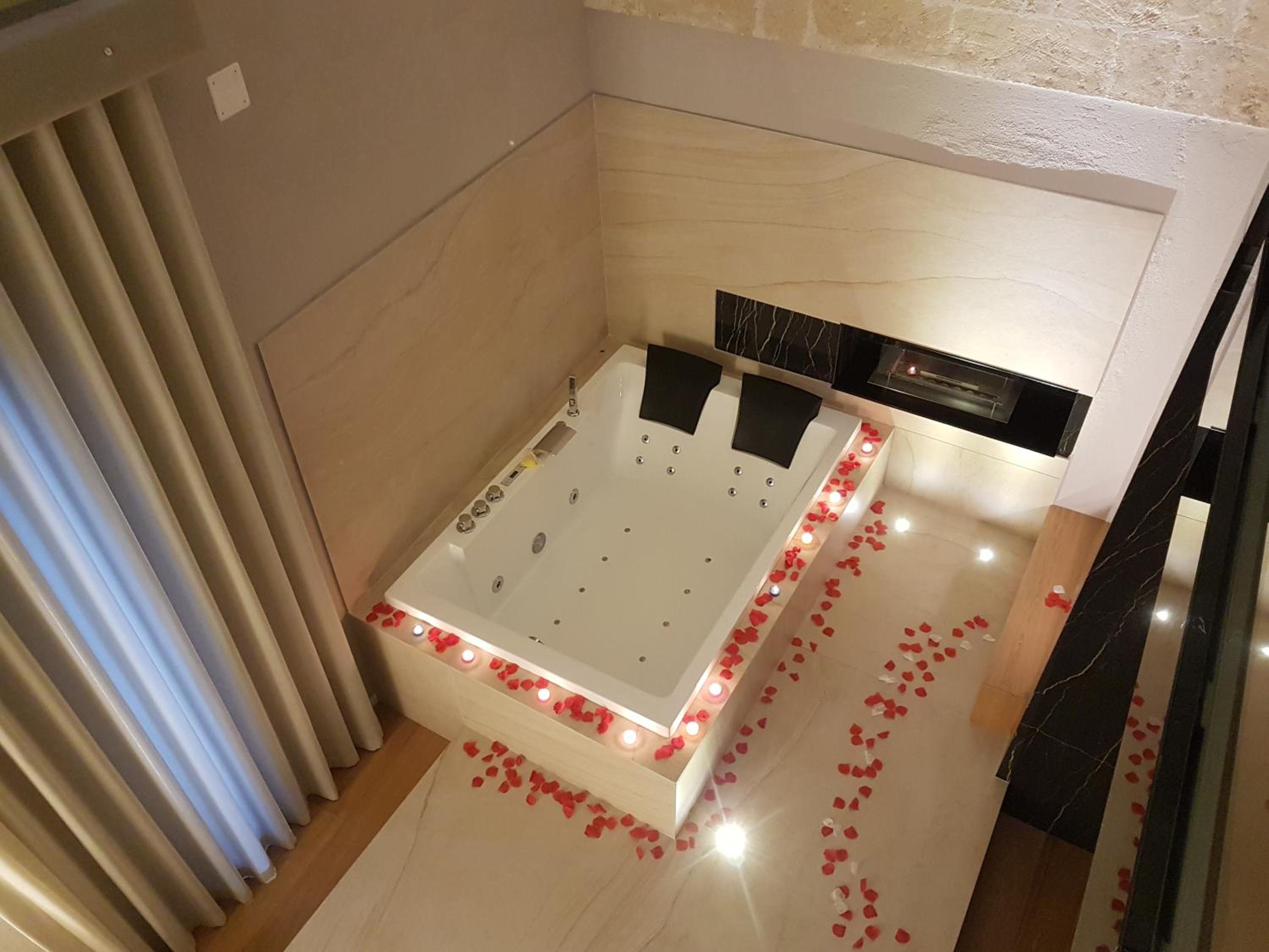 Suite with Balcony - Photo 14