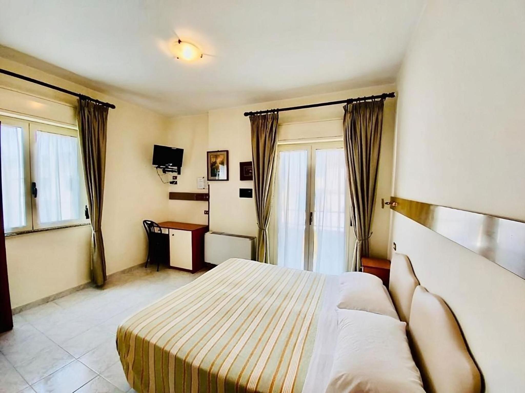 Double or Twin Room - Photo 4