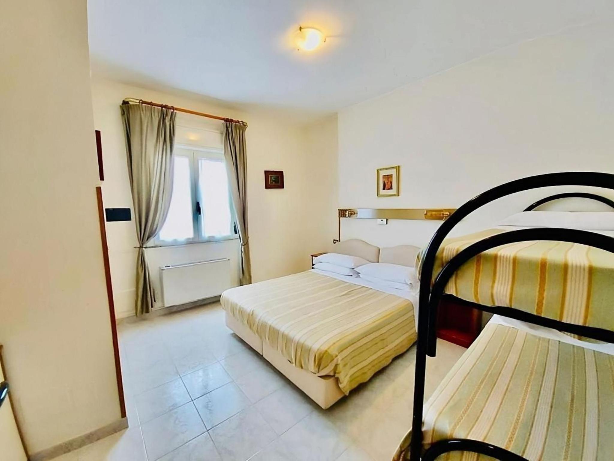 Classic Quadruple Room - Photo 5