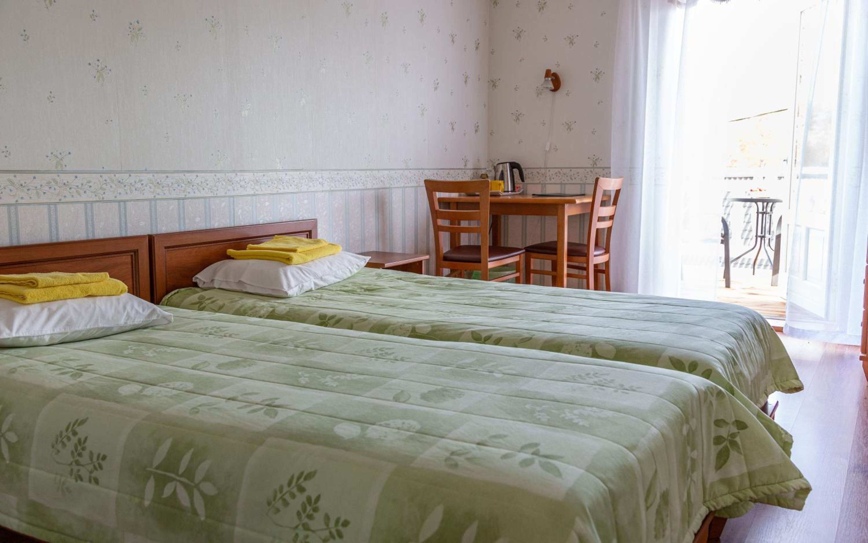 Twin Room with Balcony - Photo 3