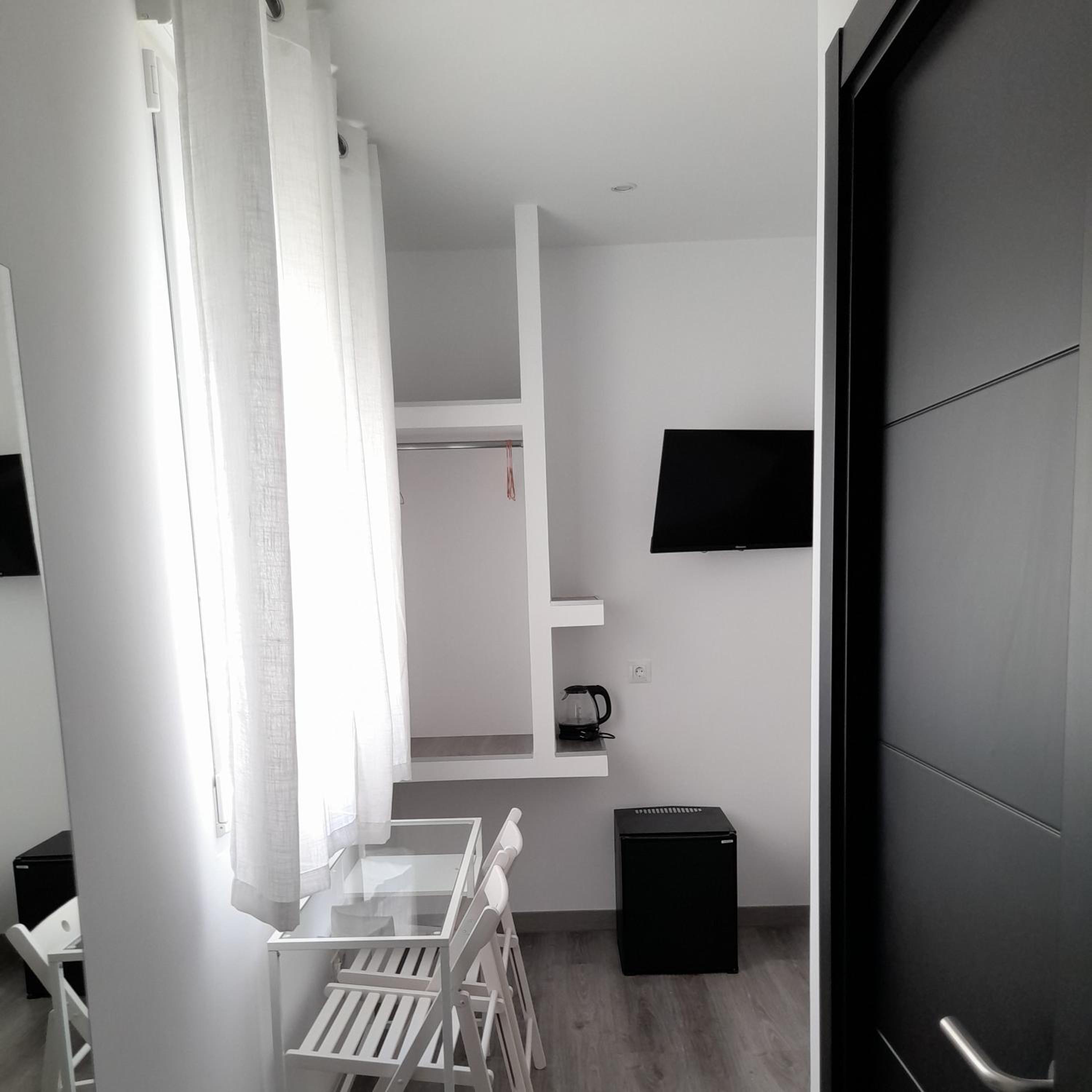 Twin Room with Private Bathroom photo 2