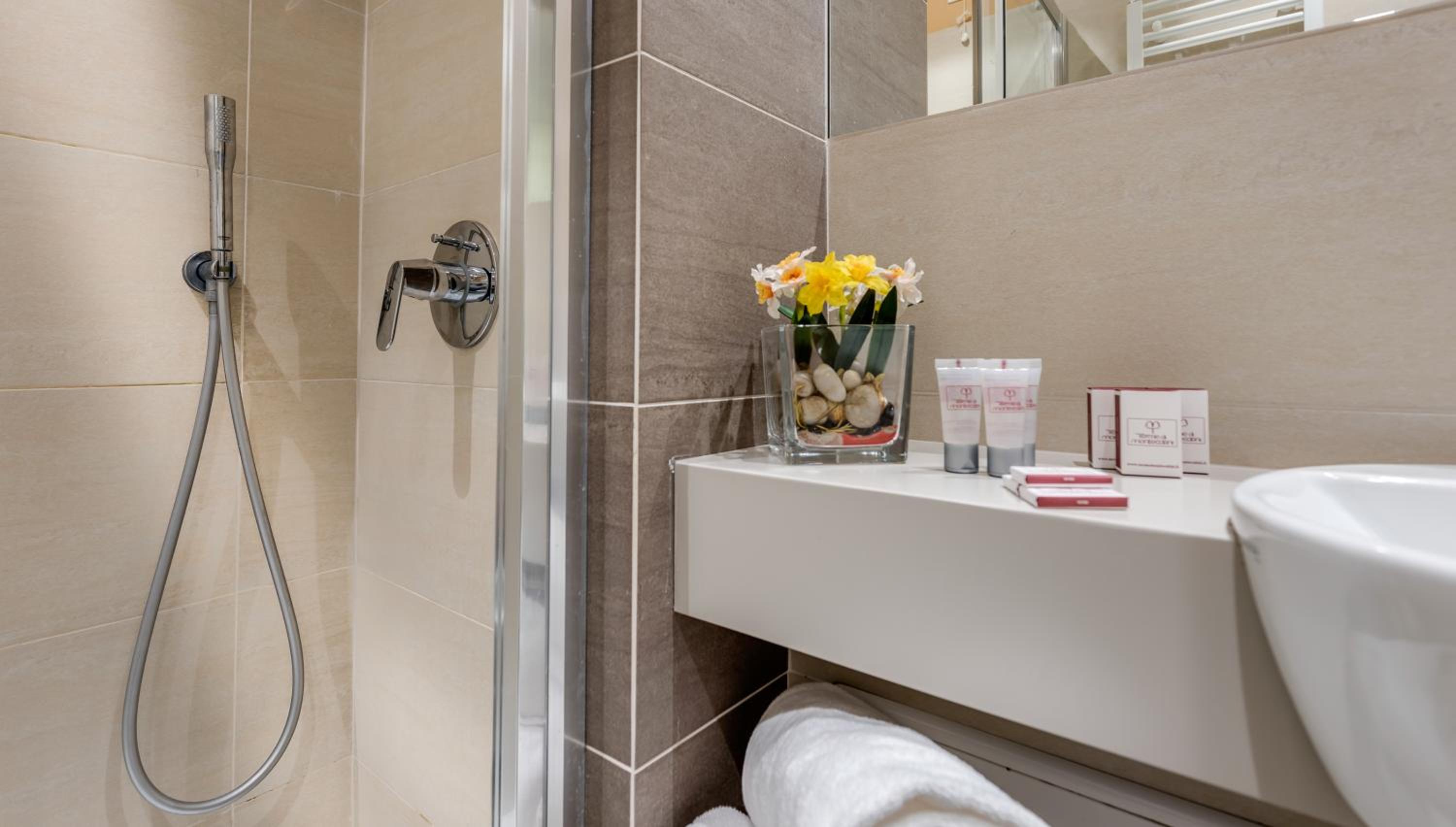 Standard Double Room - Photo 5