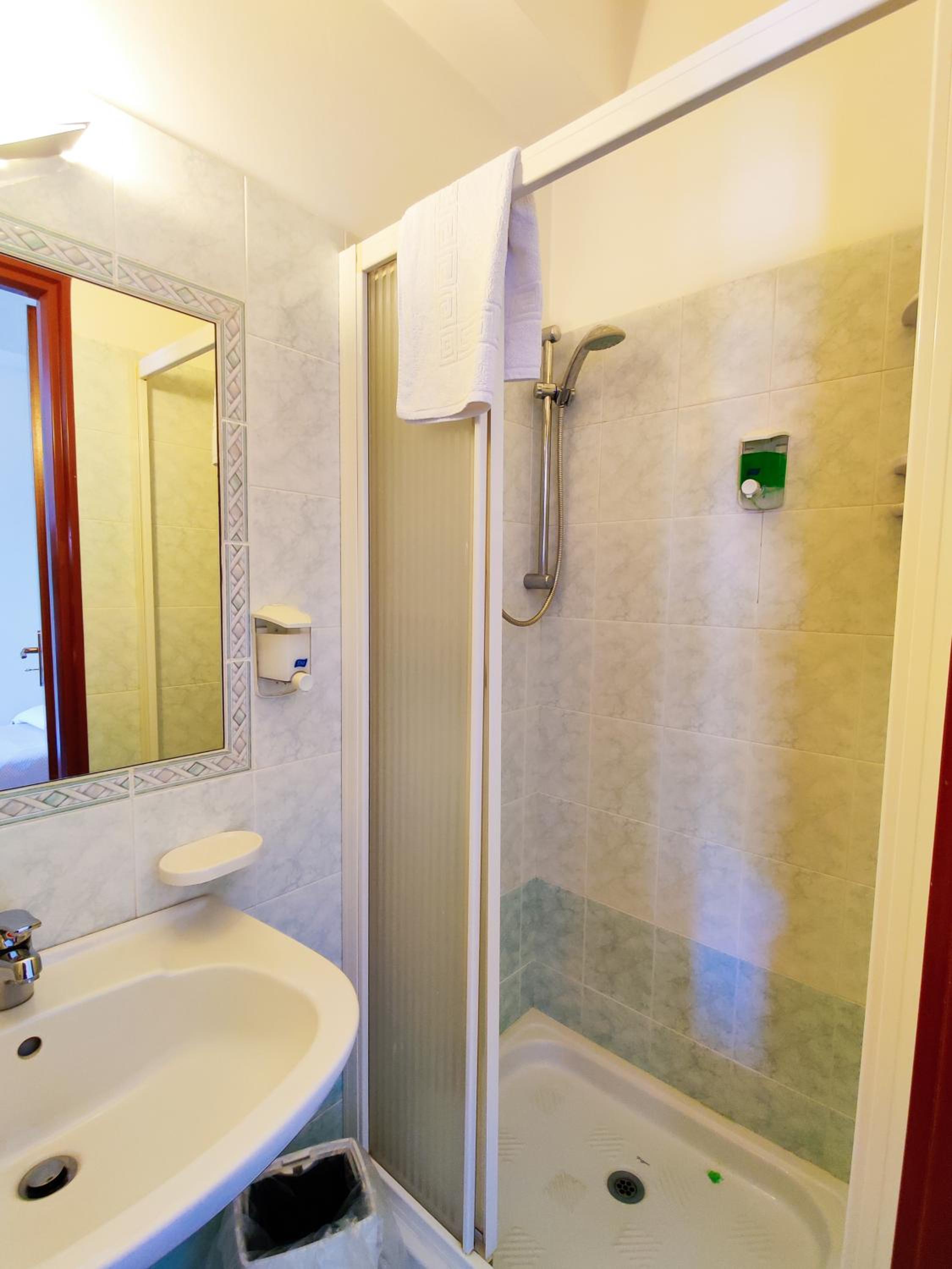 Classic Quadruple Room - Photo 2