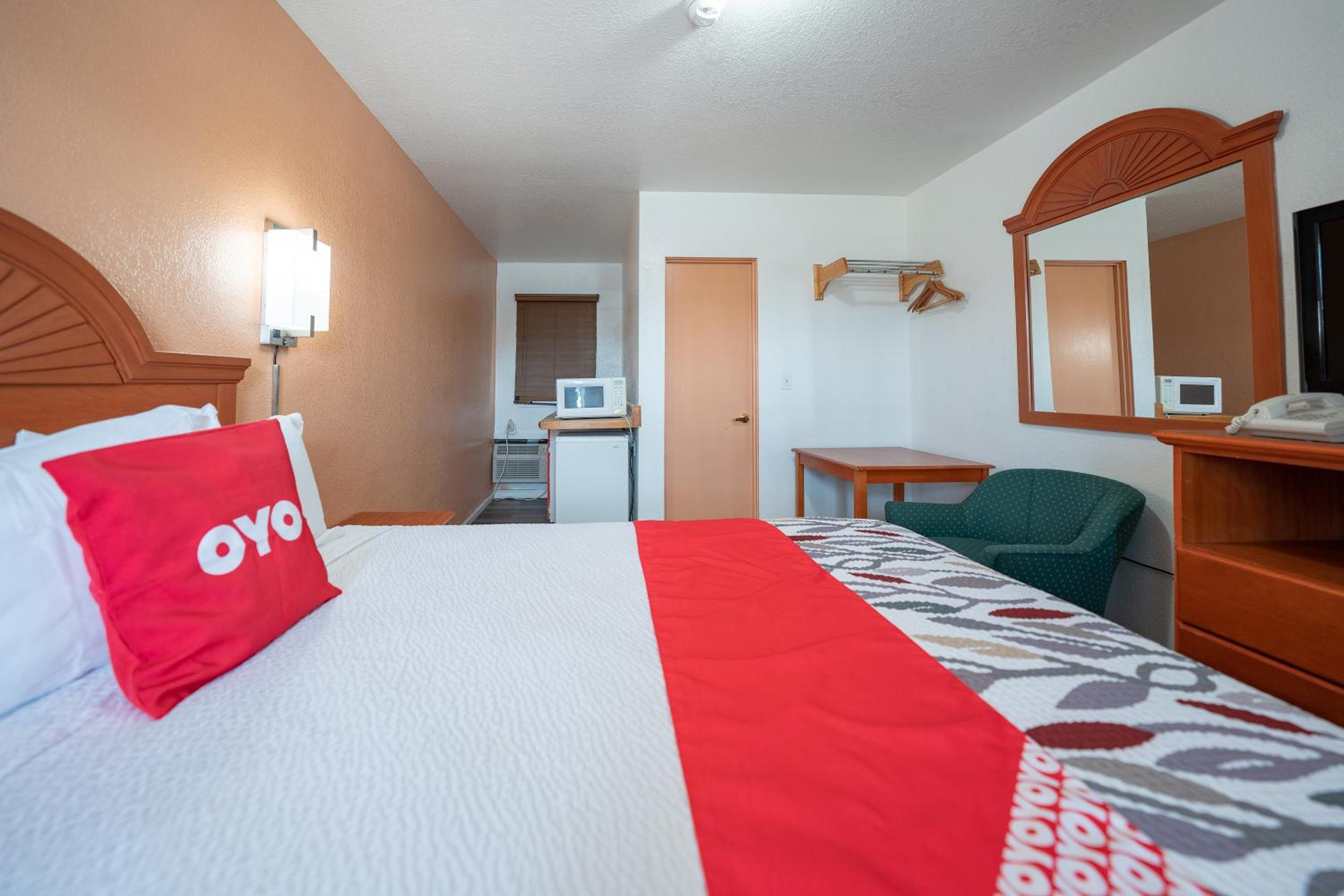 Premium Queen Bed with Kitchenette - Photo 1