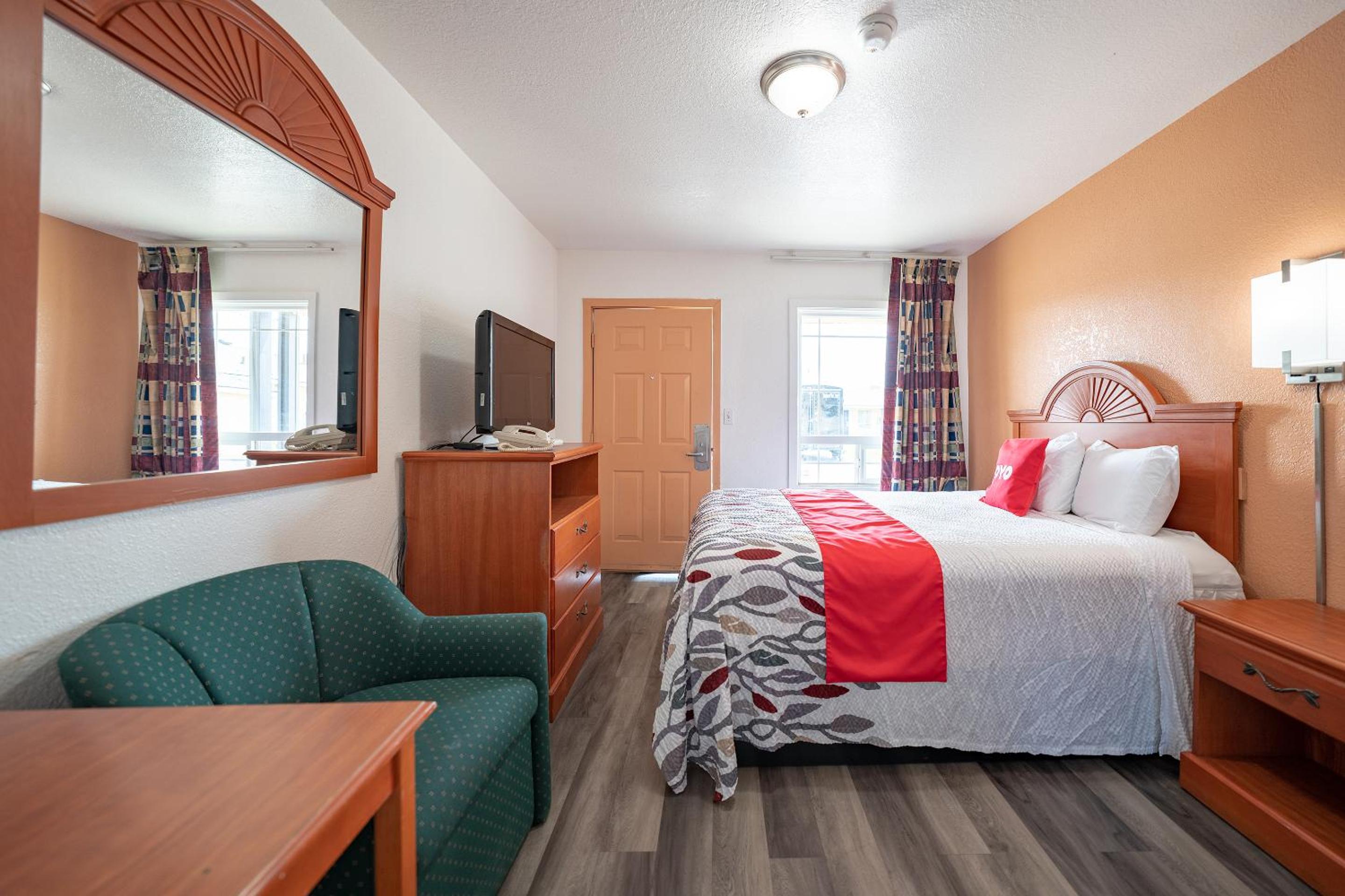 Premium Queen Bed with Kitchenette - Photo 2