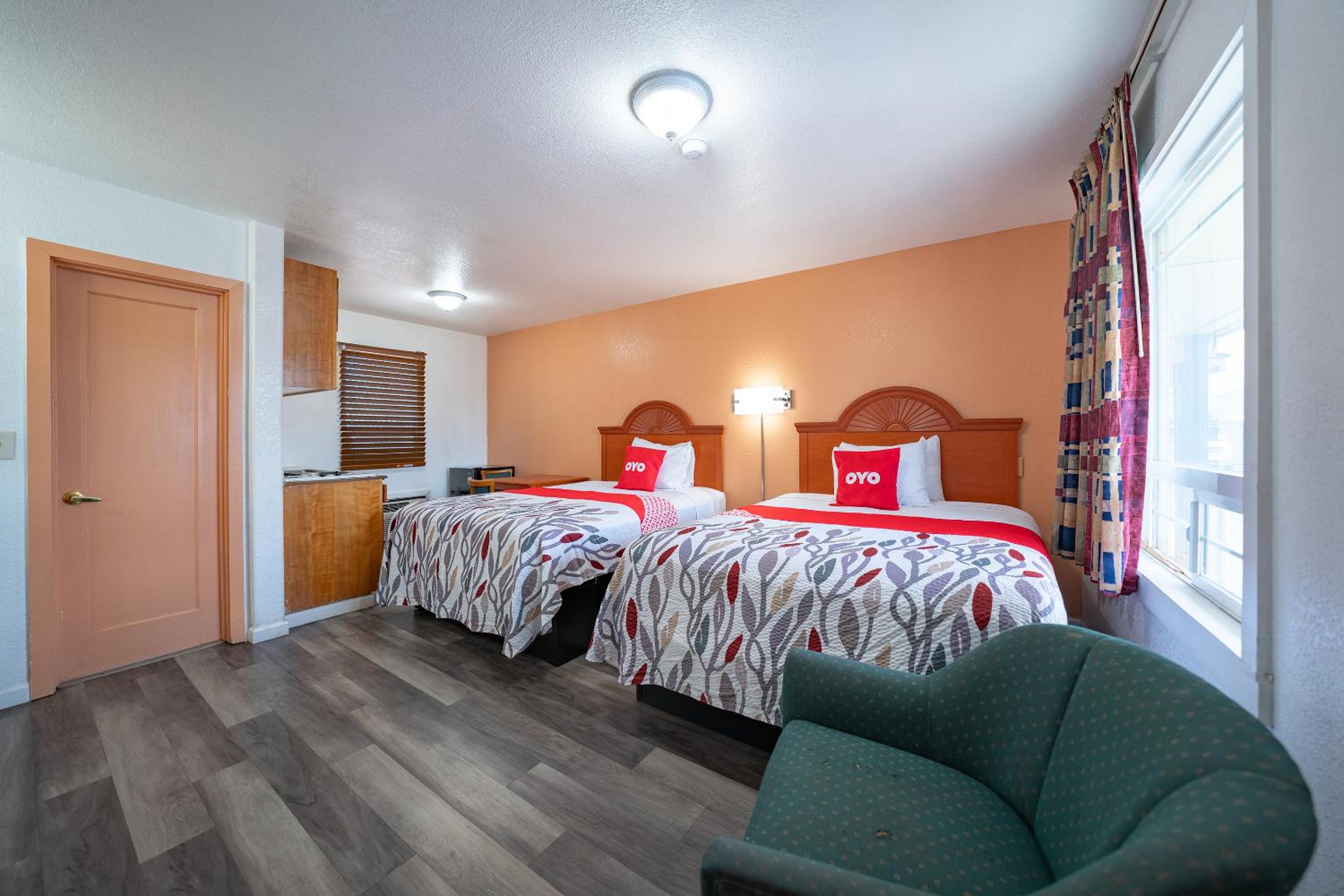 Premium 2 Queen Bed with Kitchenette - Photo 3