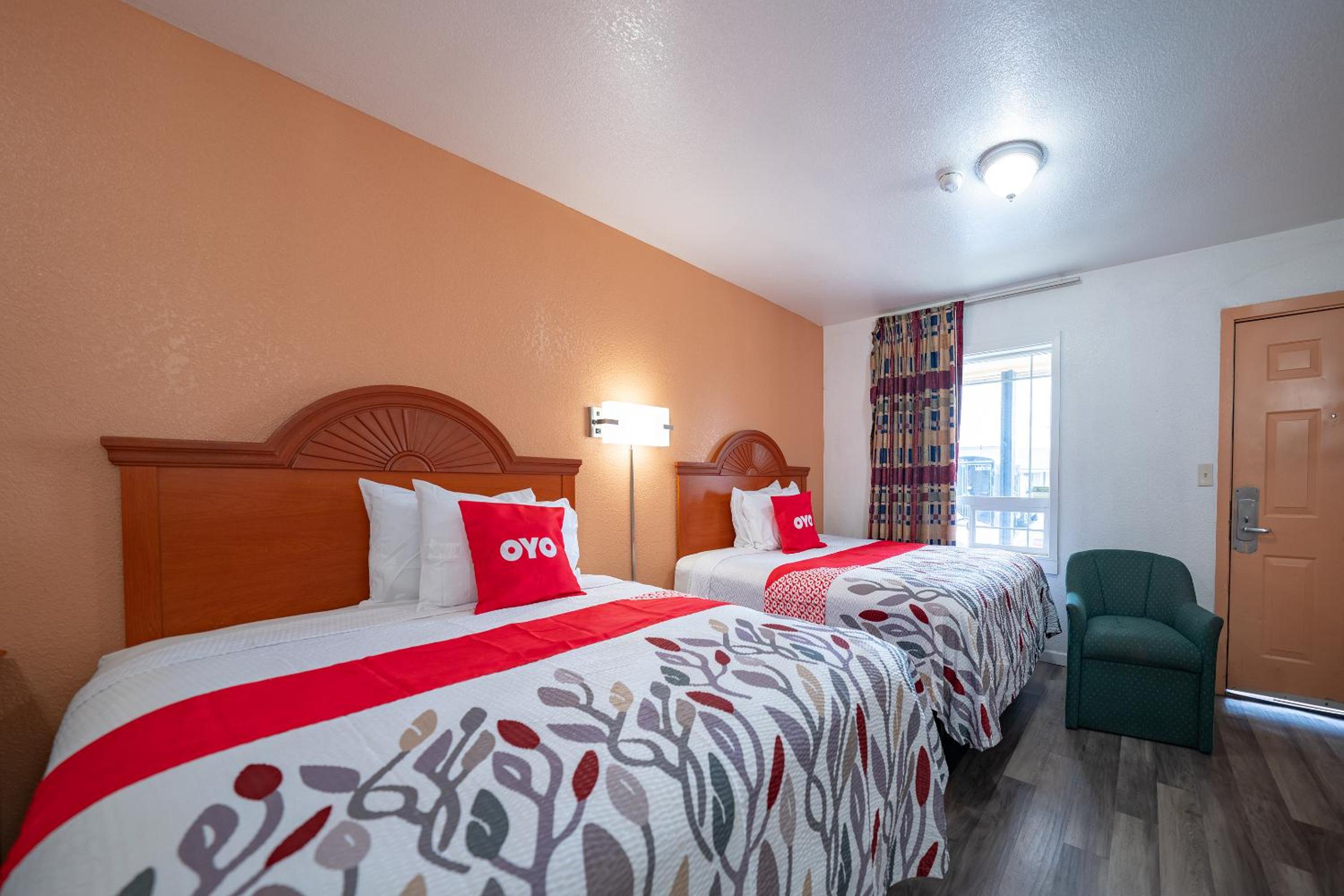 Premium 2 Queen Bed with Kitchenette - Photo 2