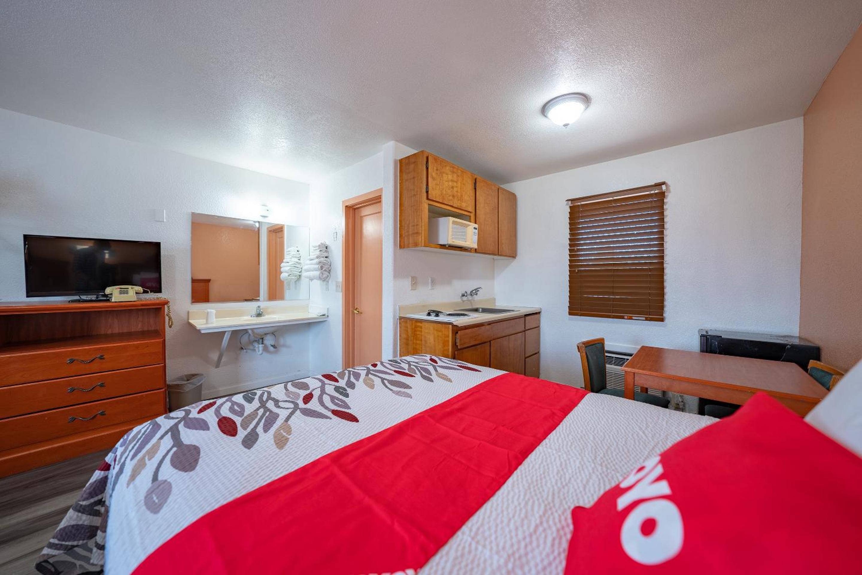 Premium 2 Queen Bed with Kitchenette - Photo 1