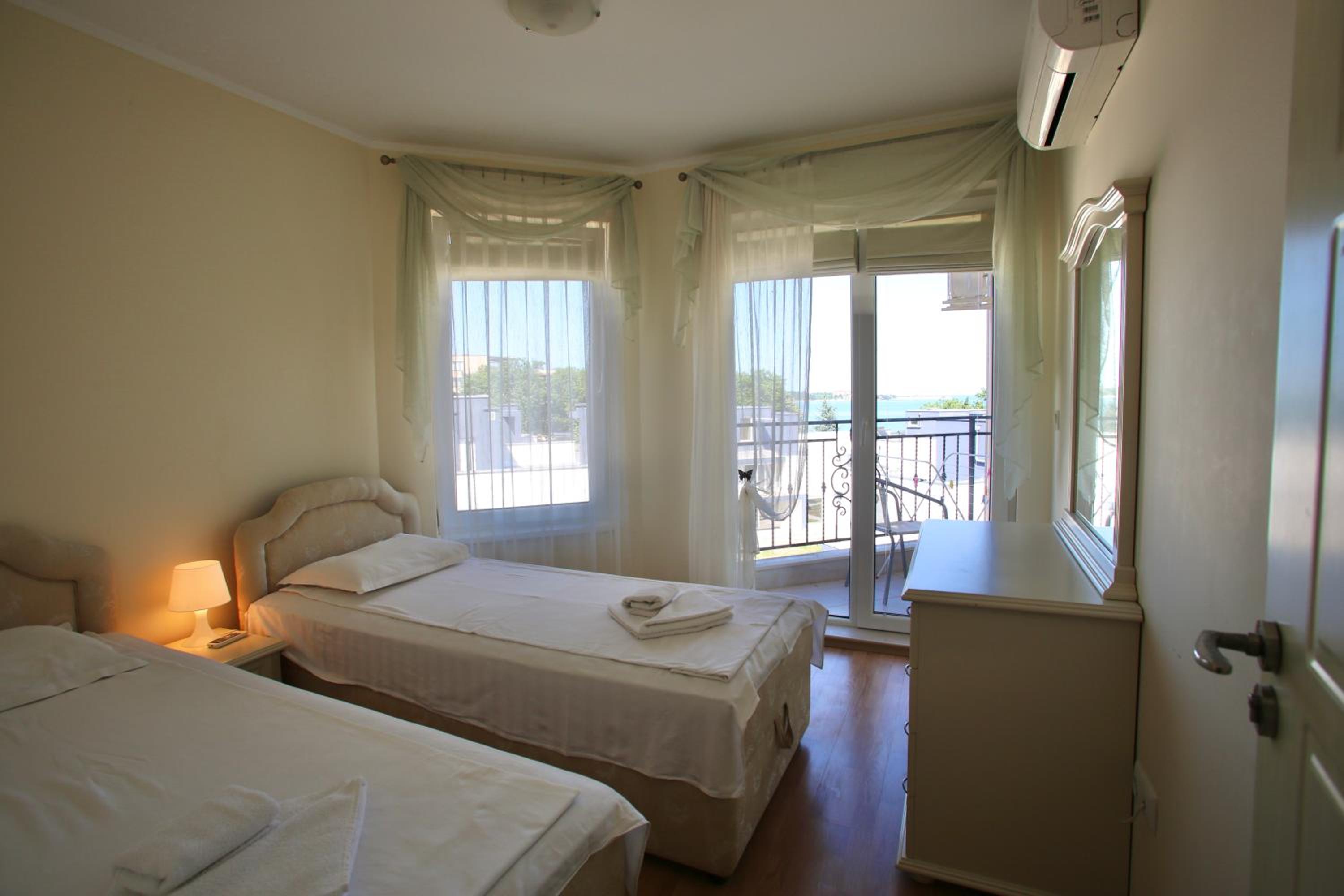 Deluxe Two-Bedroom Apartment with Balcony and Partial Sea View photo 3