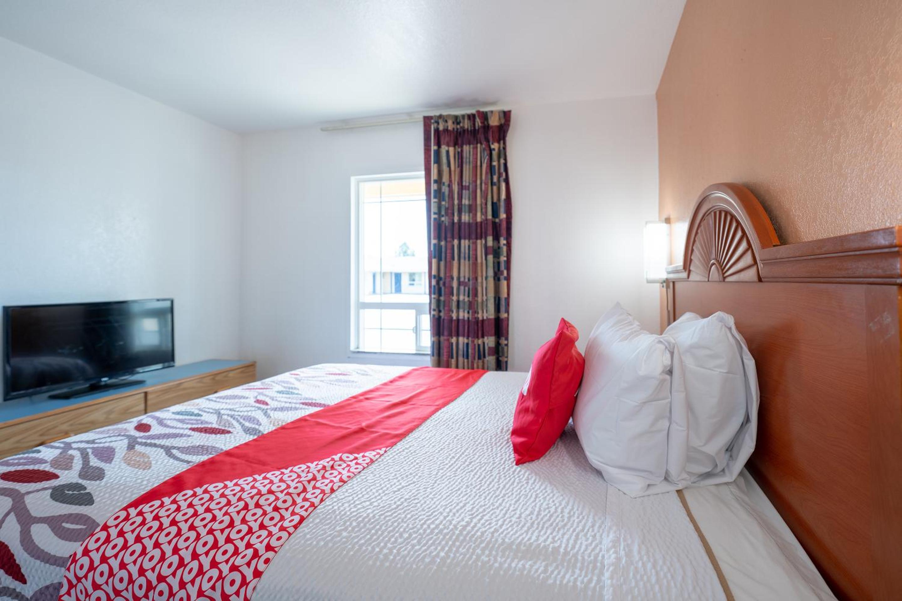 3 Queen Beds with Kitchenette - Photo 7