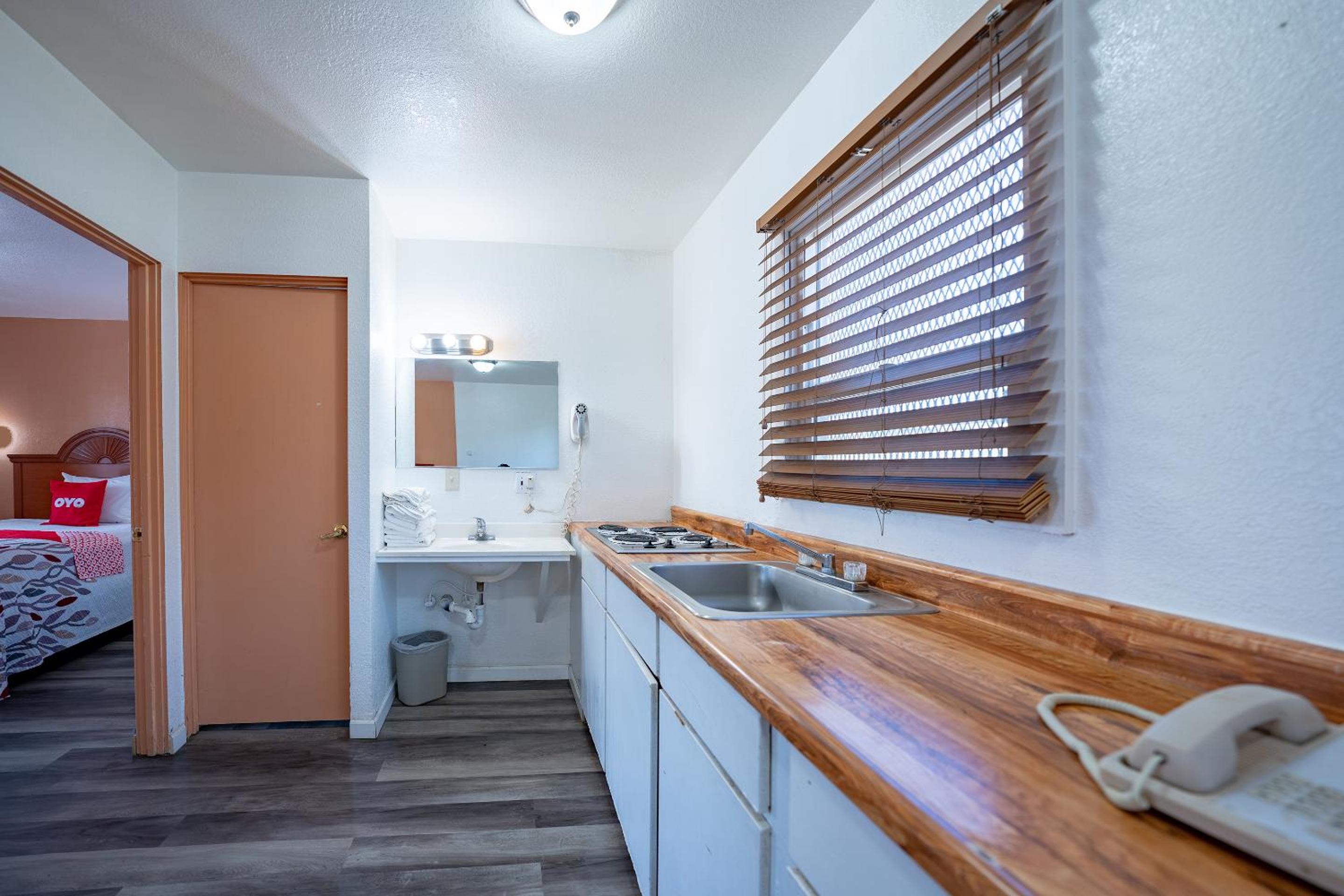 3 Queen Beds with Kitchenette - Photo 8
