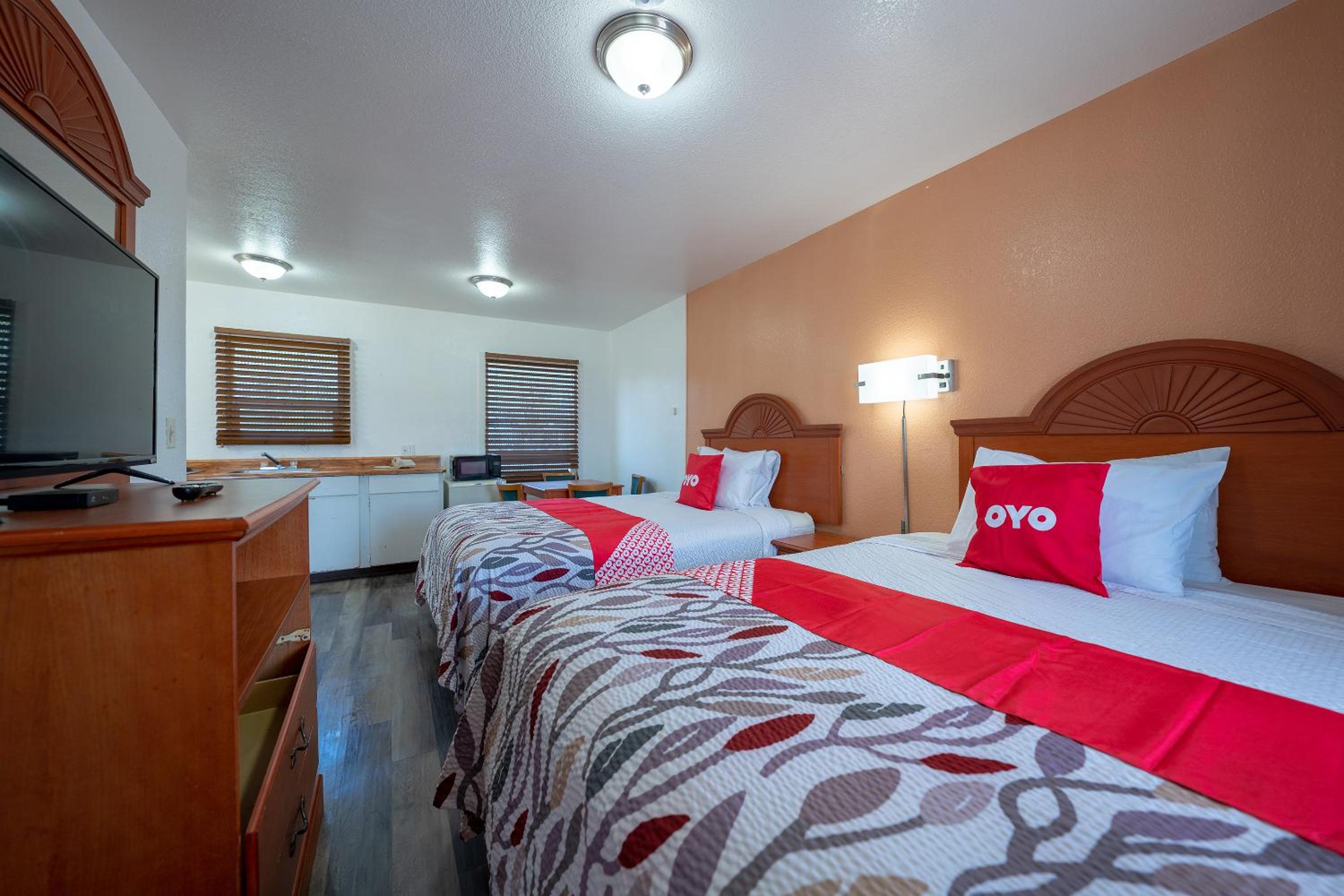 3 Queen Beds with Kitchenette - Photo 2