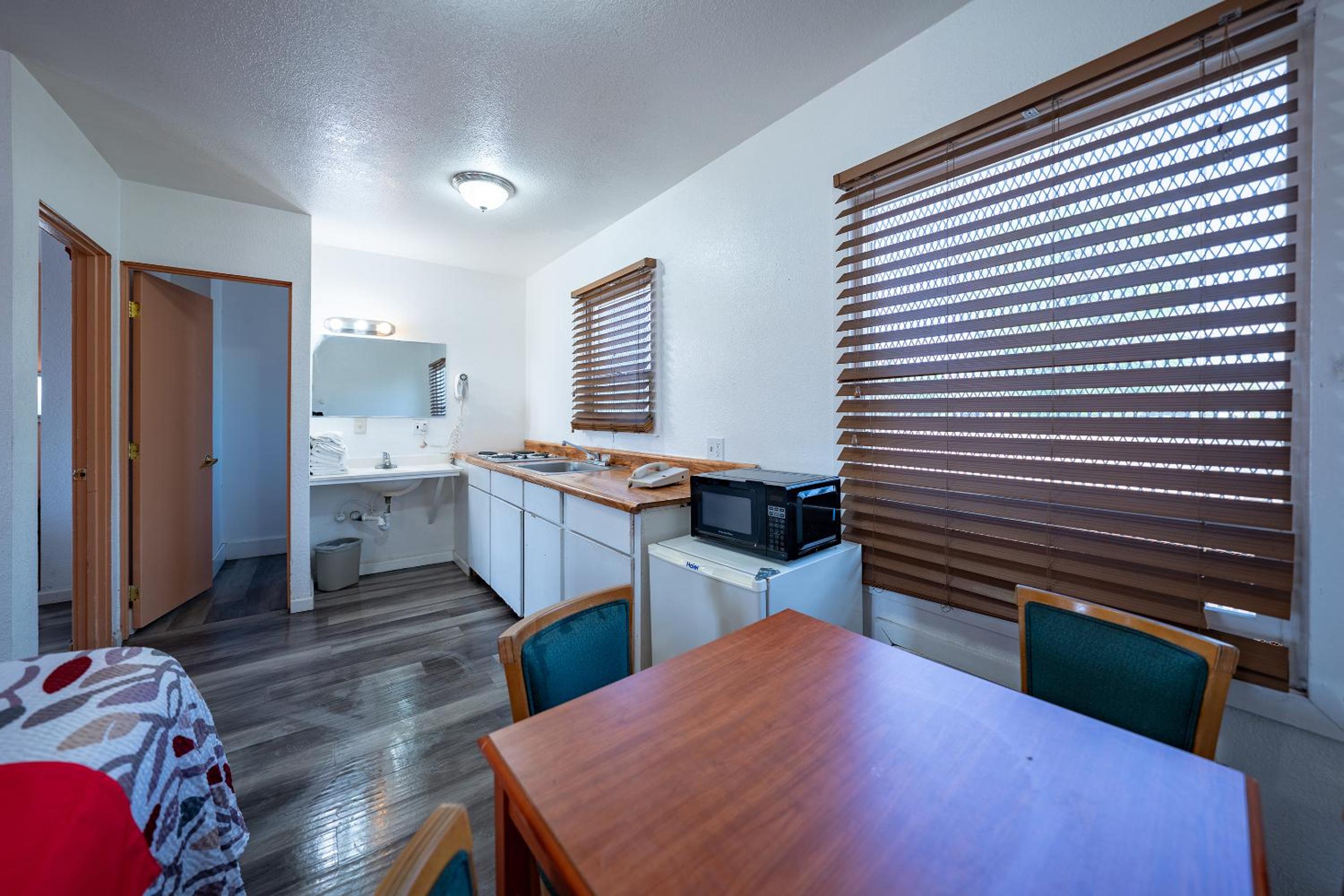 3 Queen Beds with Kitchenette - Photo 9