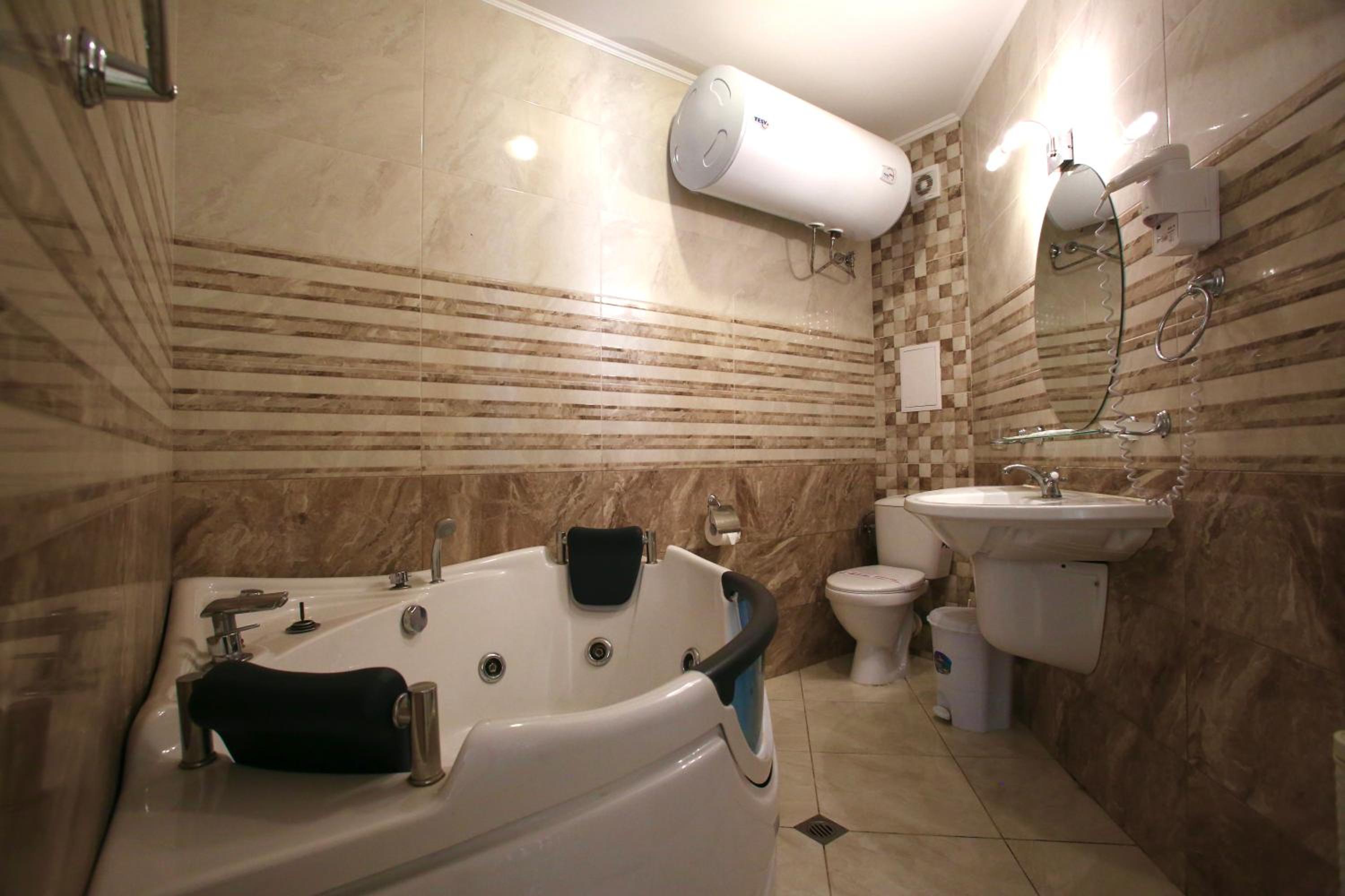 Deluxe One-Bedroom Apartment with Terrace and Partial Sea View photo 3