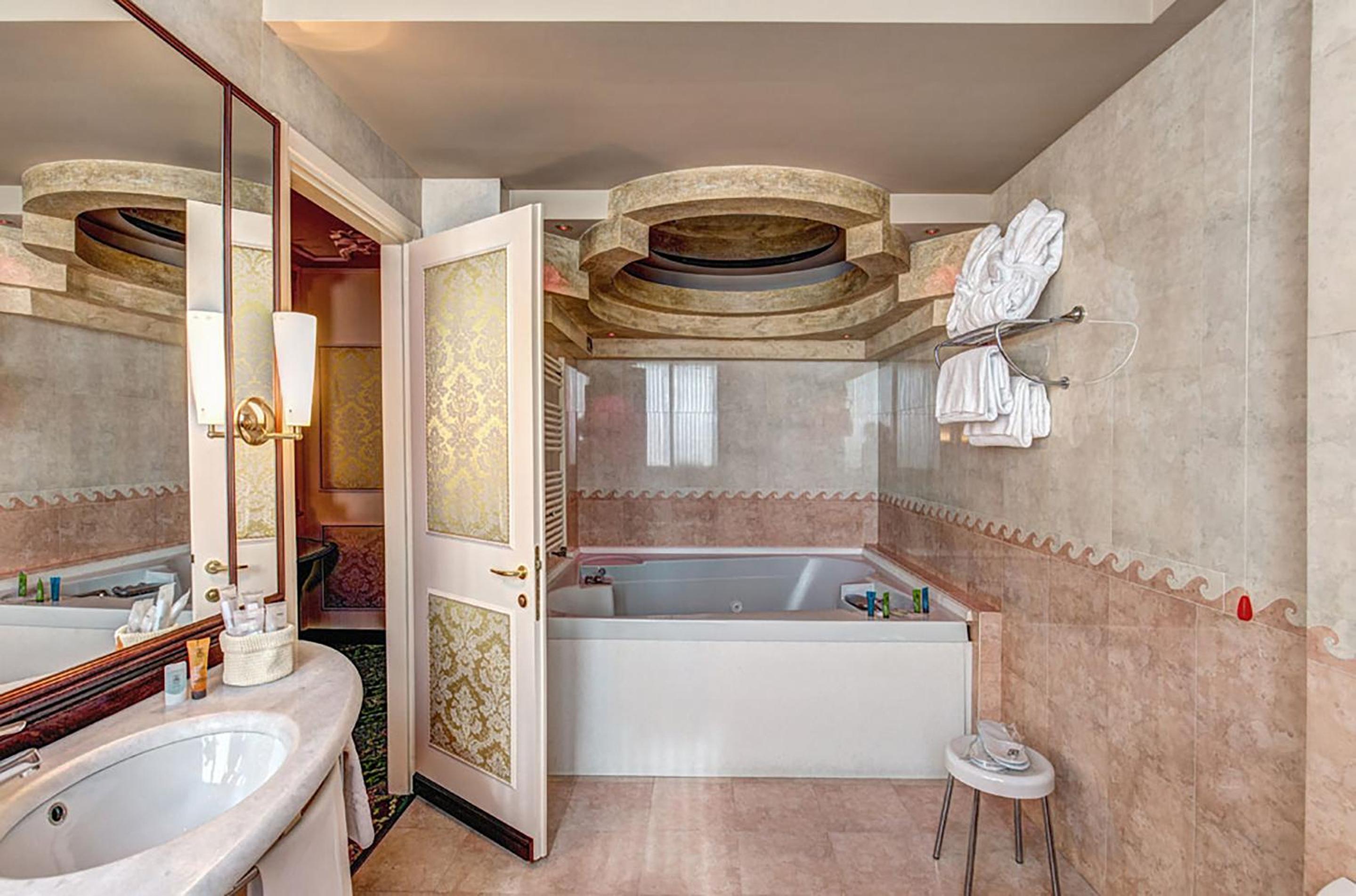 Junior Suite with Hot Tub photo 3