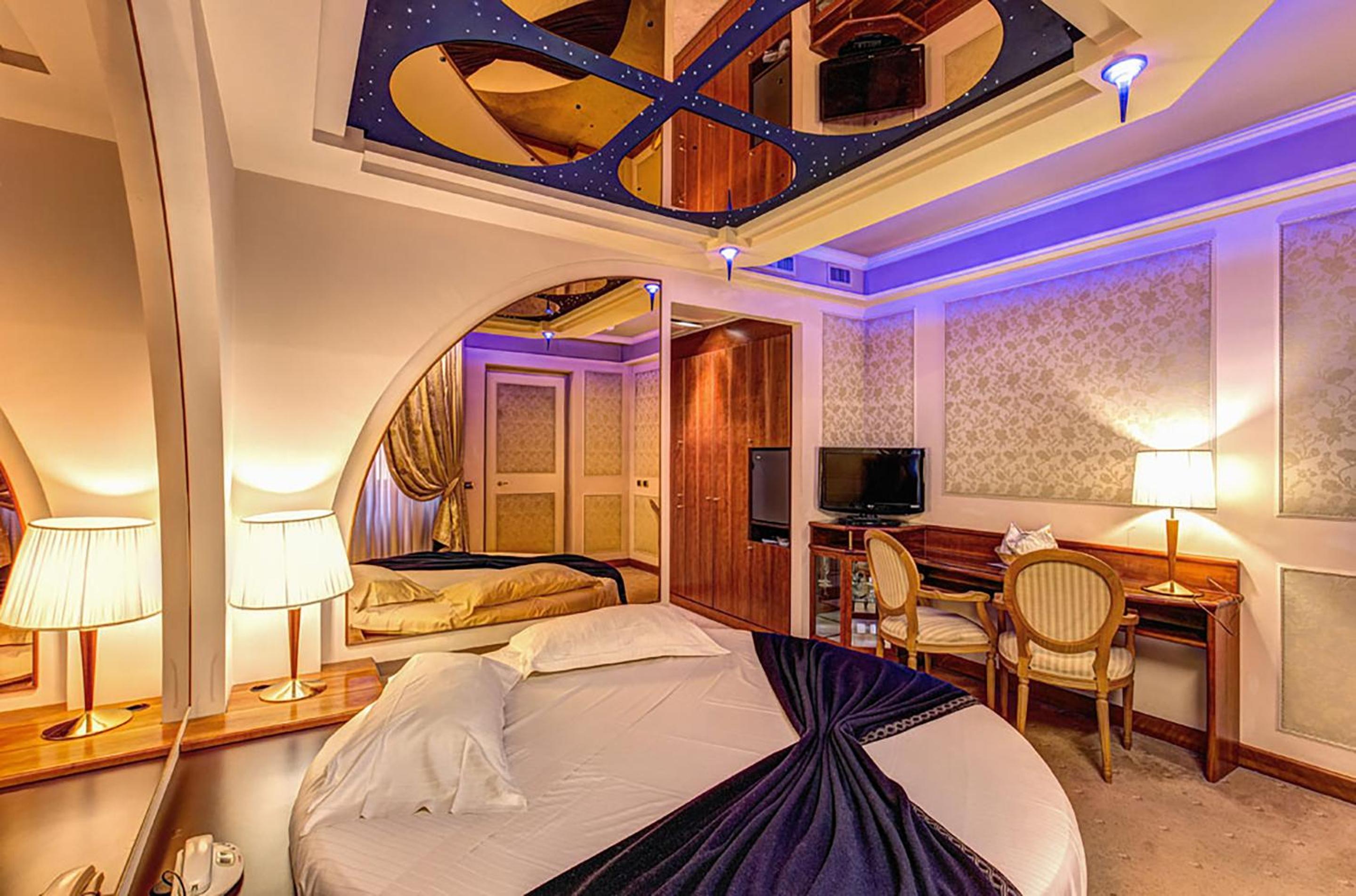 Queen Room photo 2