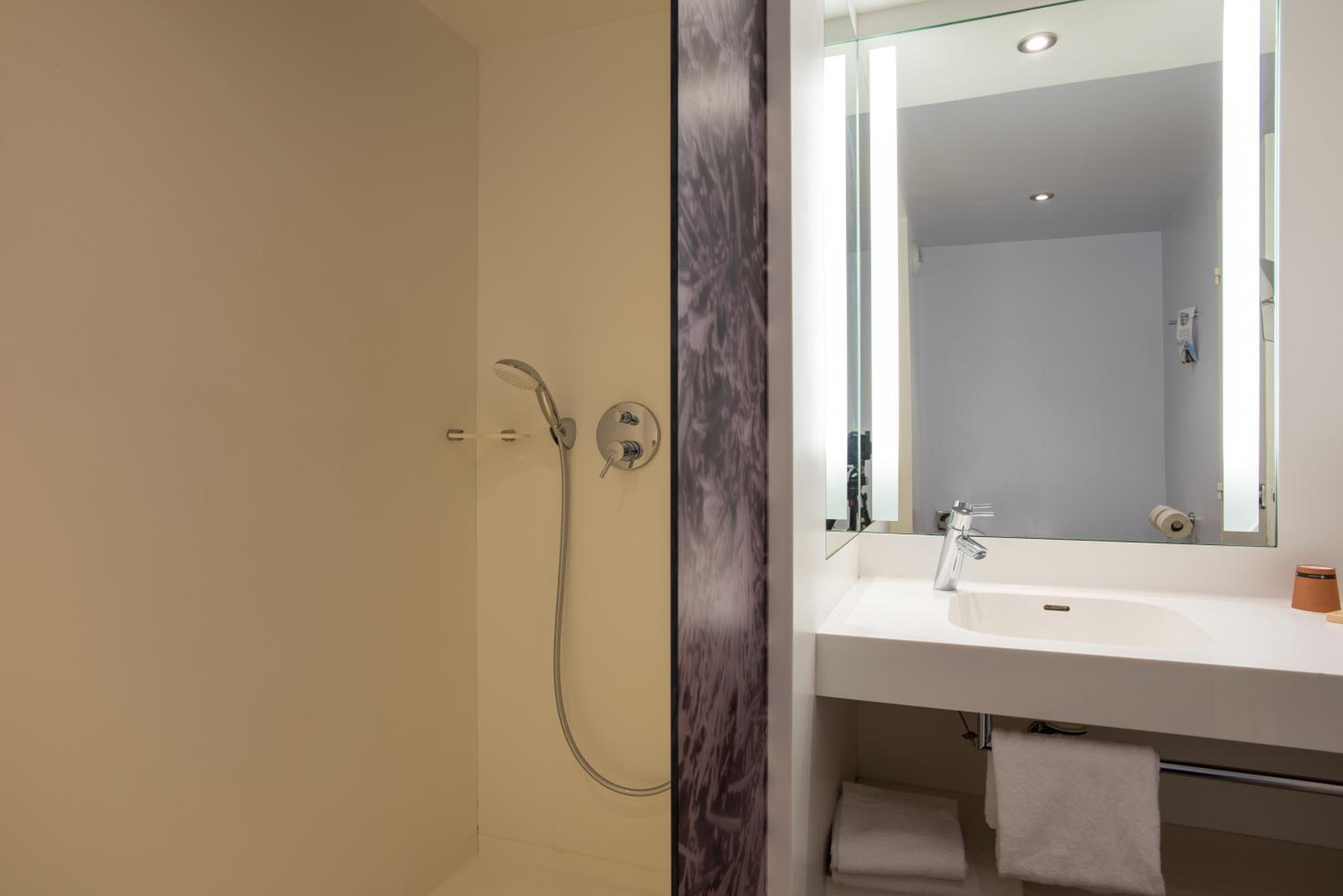 Two Double Rooms side by side thumbnail 5