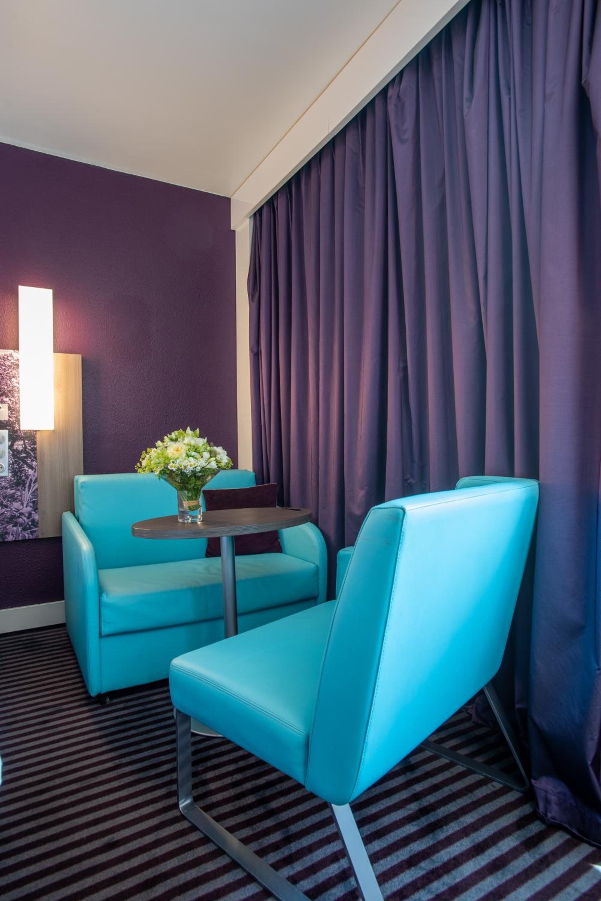 Superior King Room thumbnail 6