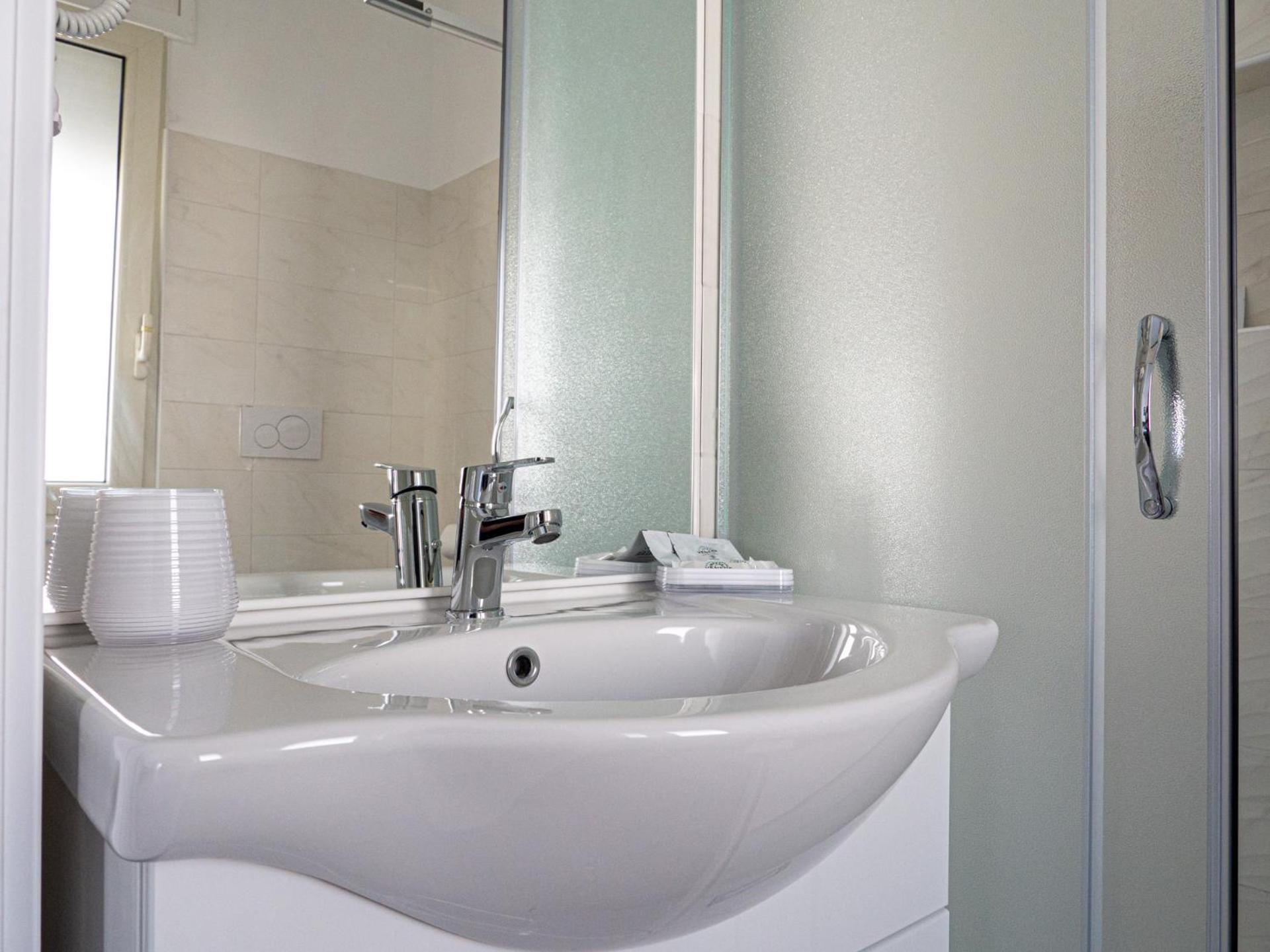 Double or Twin Room with Balcony photo 3