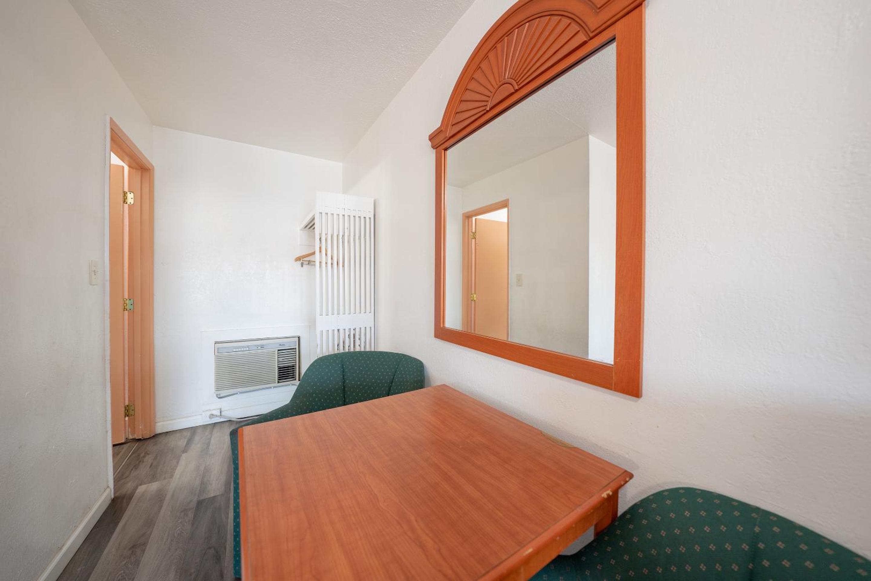 Queen Room with Two Queen Beds - Photo 5