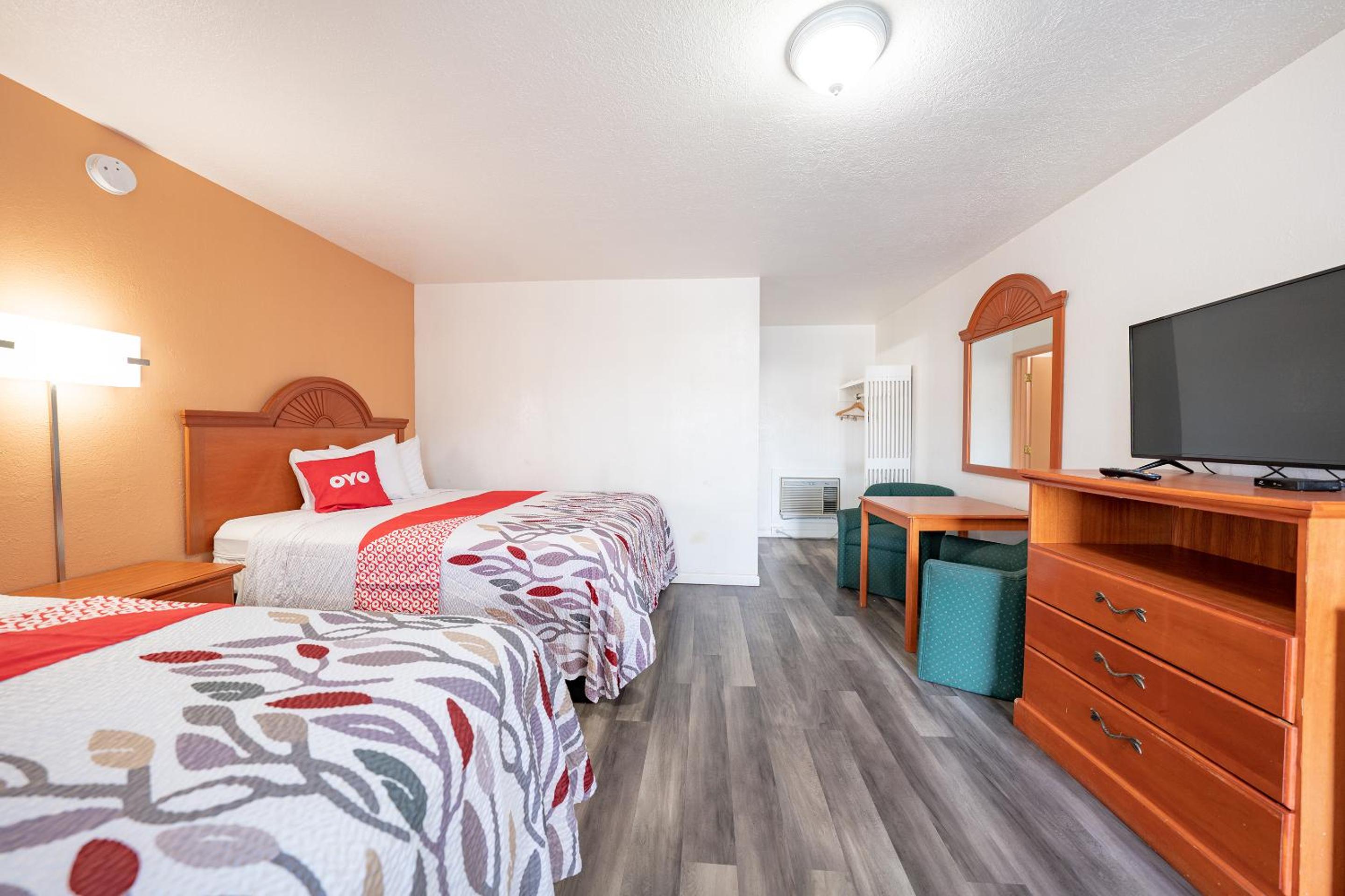 Queen Room with Two Queen Beds - Photo 3