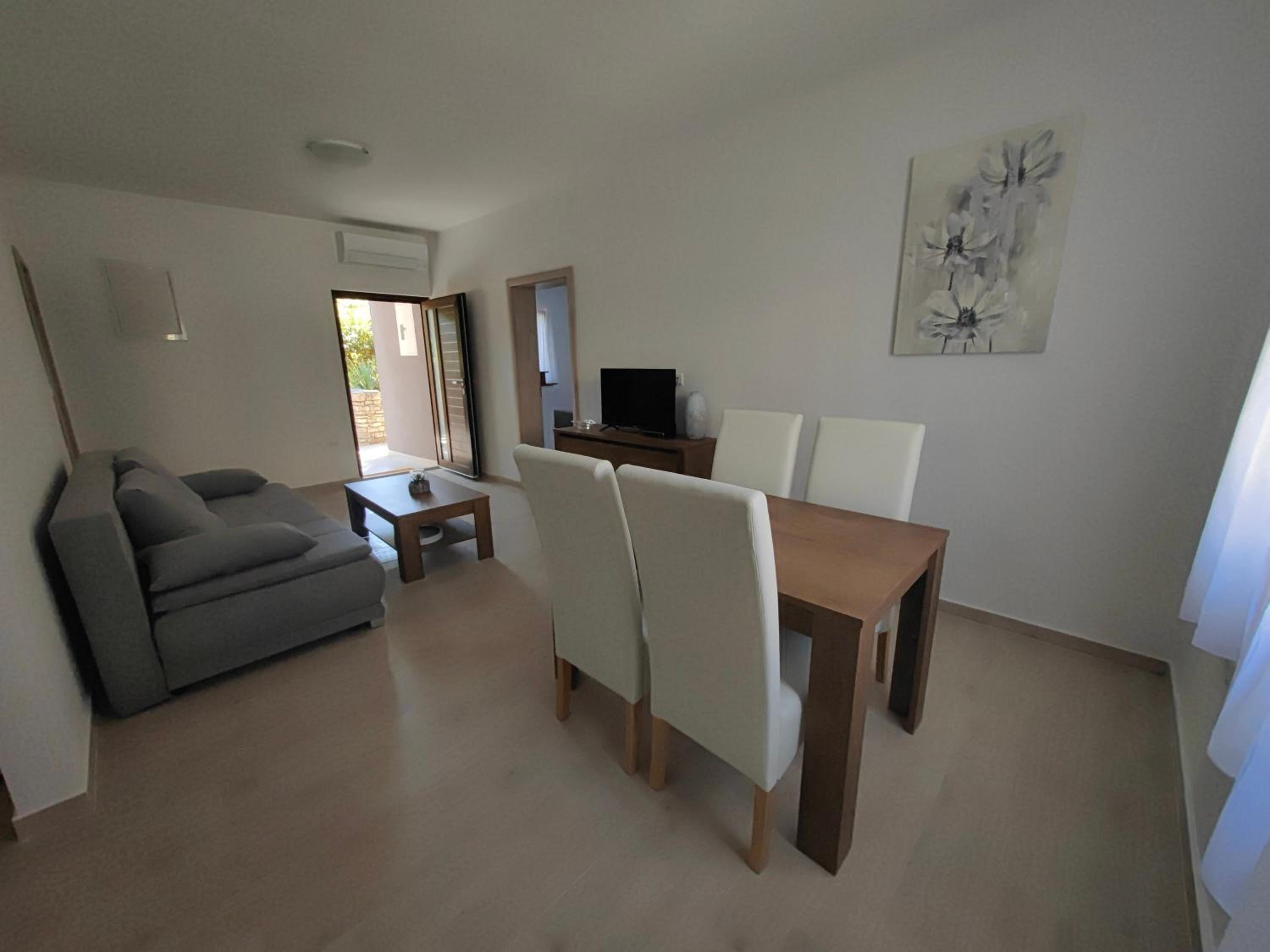 One-Bedroom Apartment photo 2