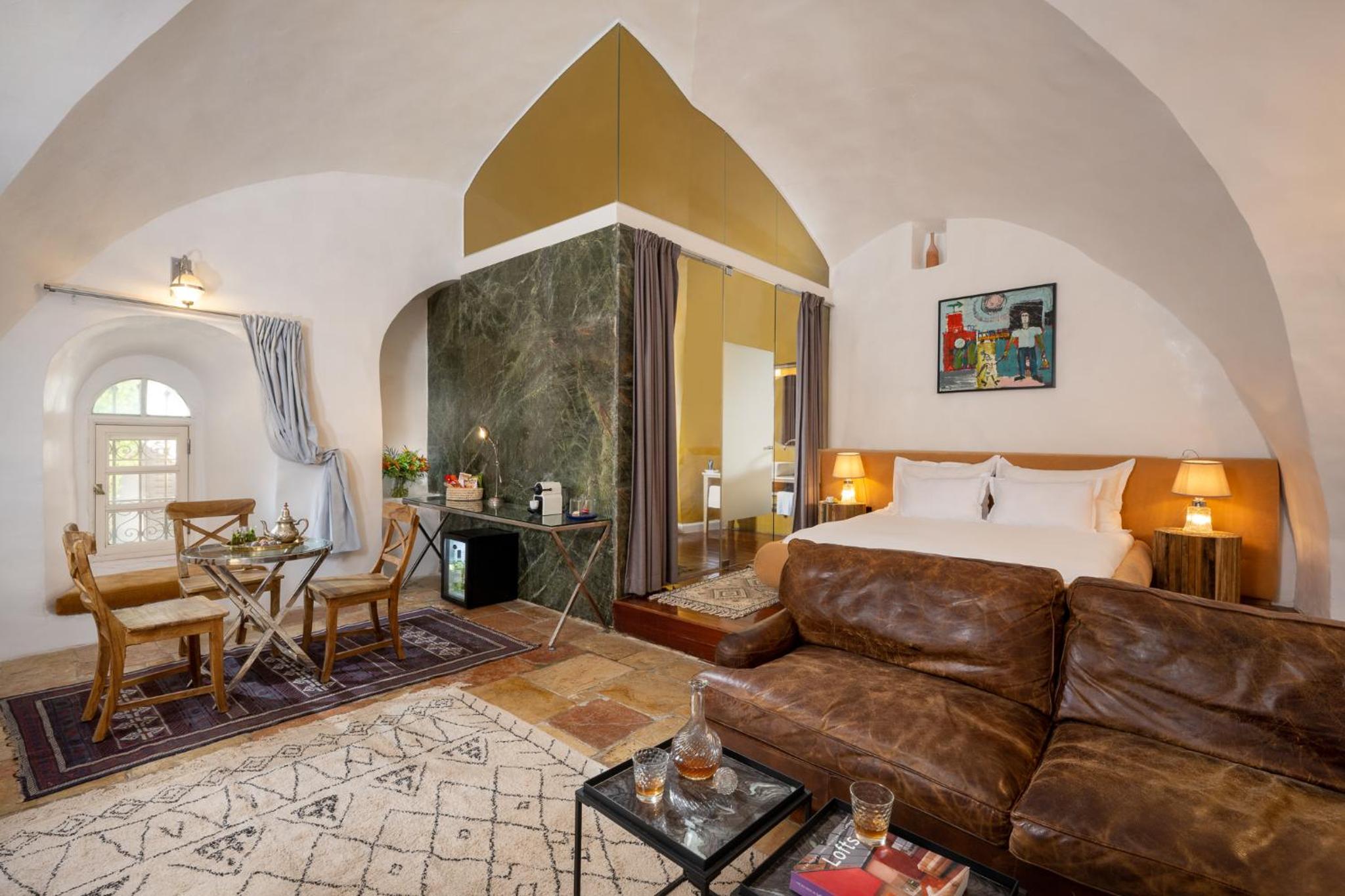 Luxury Suite with Bath photo 3