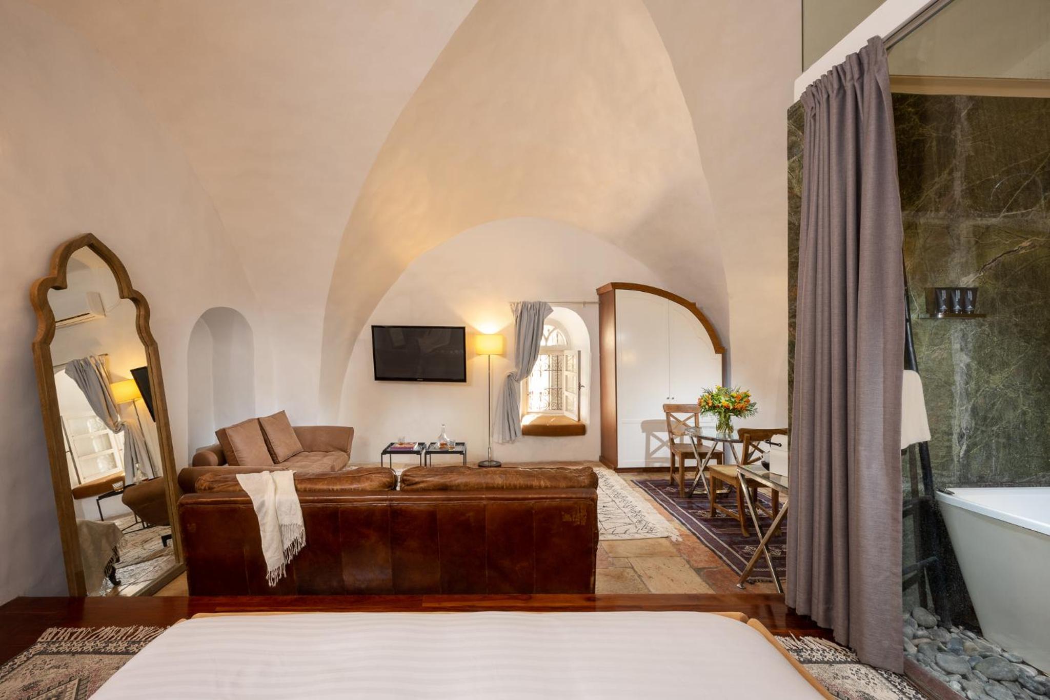 Luxury Suite with Bath photo 2