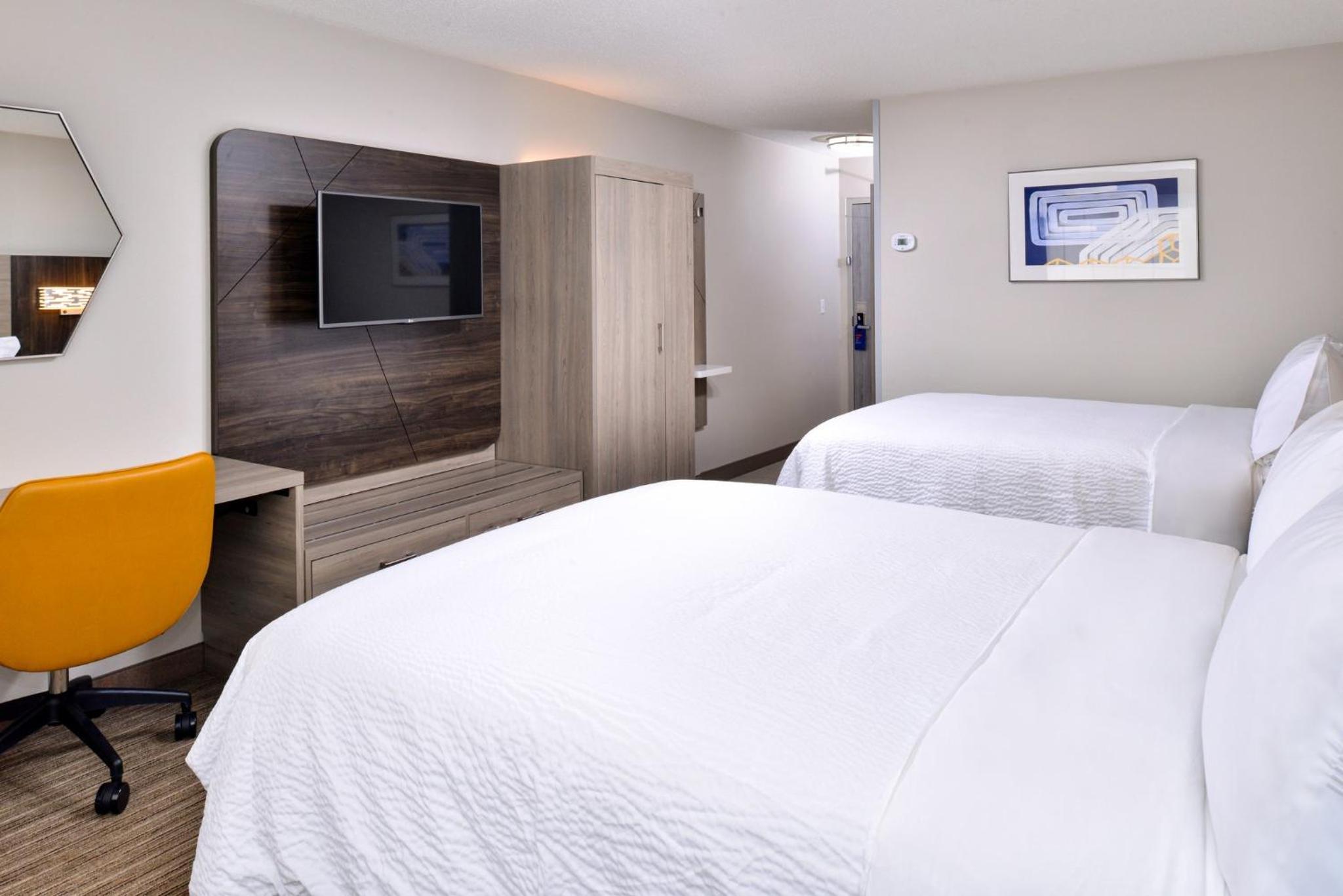 Standard Room with Two Queen Beds - Photo 2