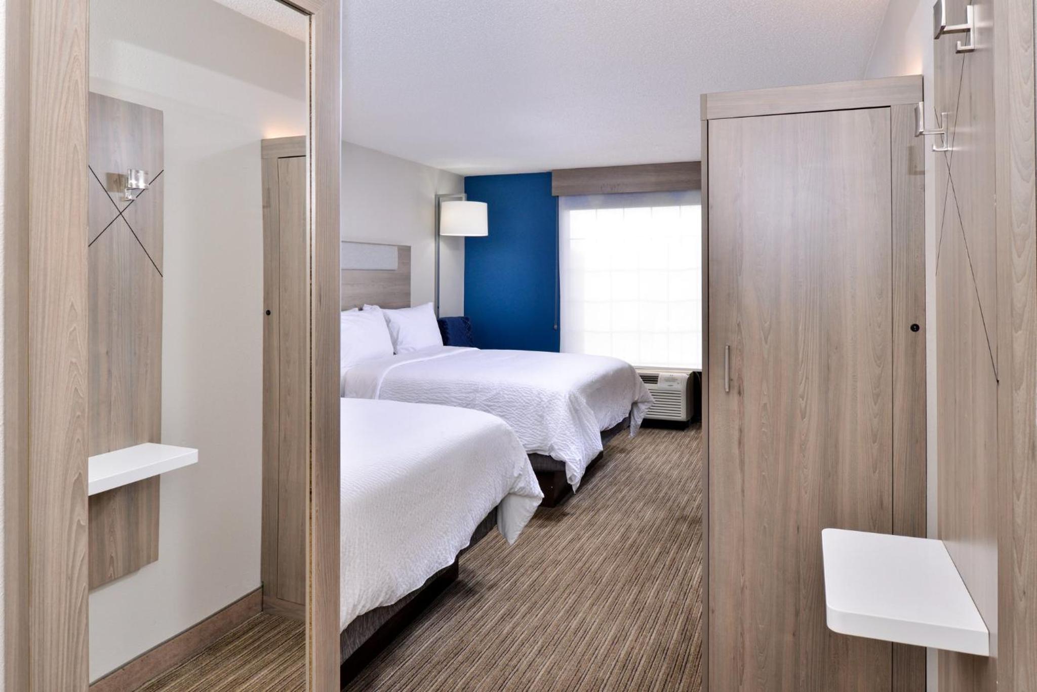 Standard Room with Two Queen Beds - Photo 4