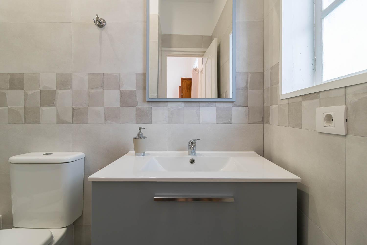 Double Room with Private Bathroom - Photo 11