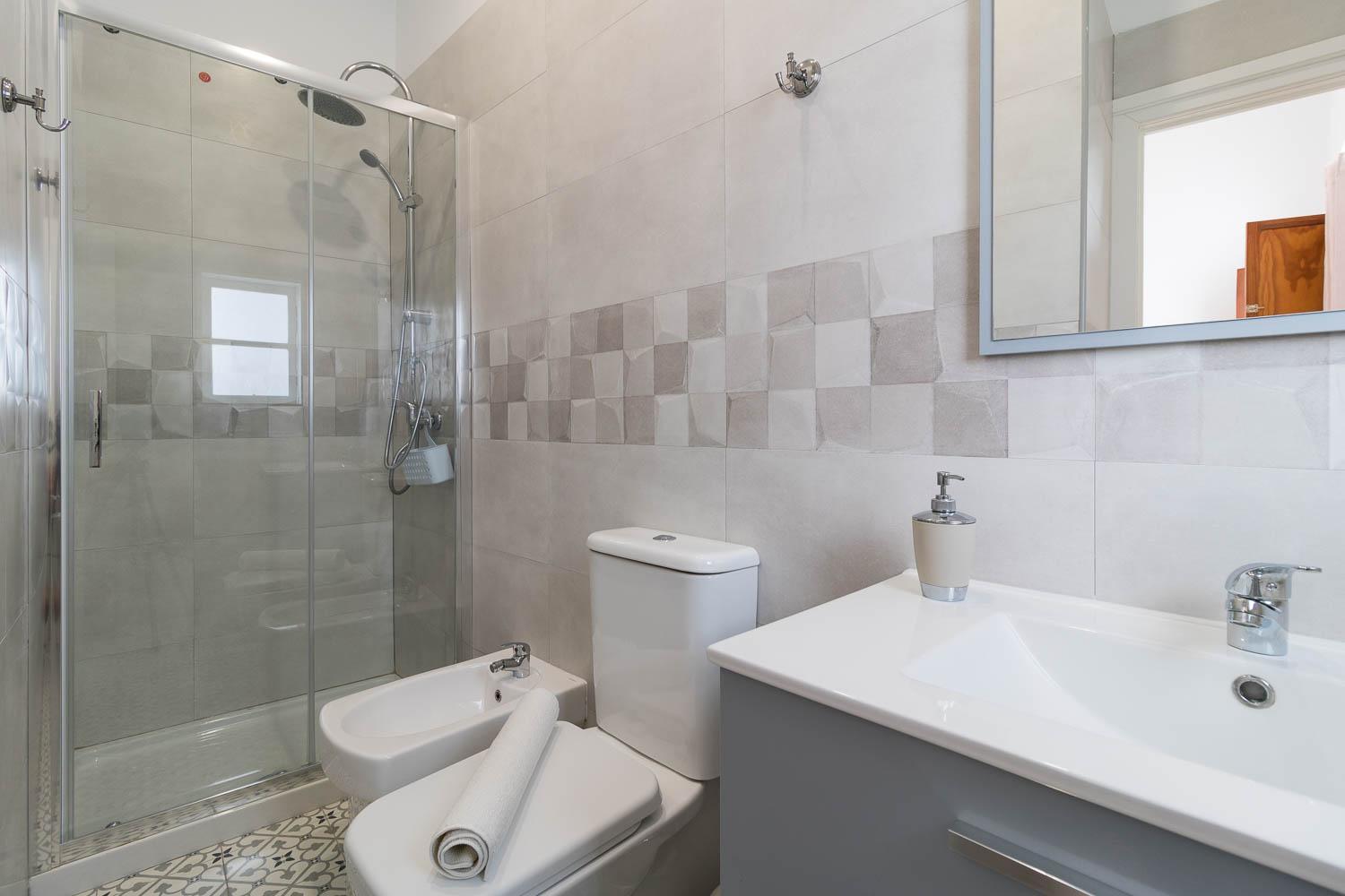Double Room with Private Bathroom - Photo 10