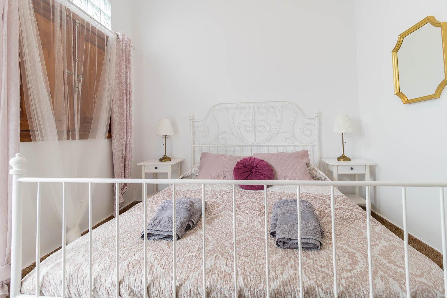 Double Room with Private Bathroom - Photo 16