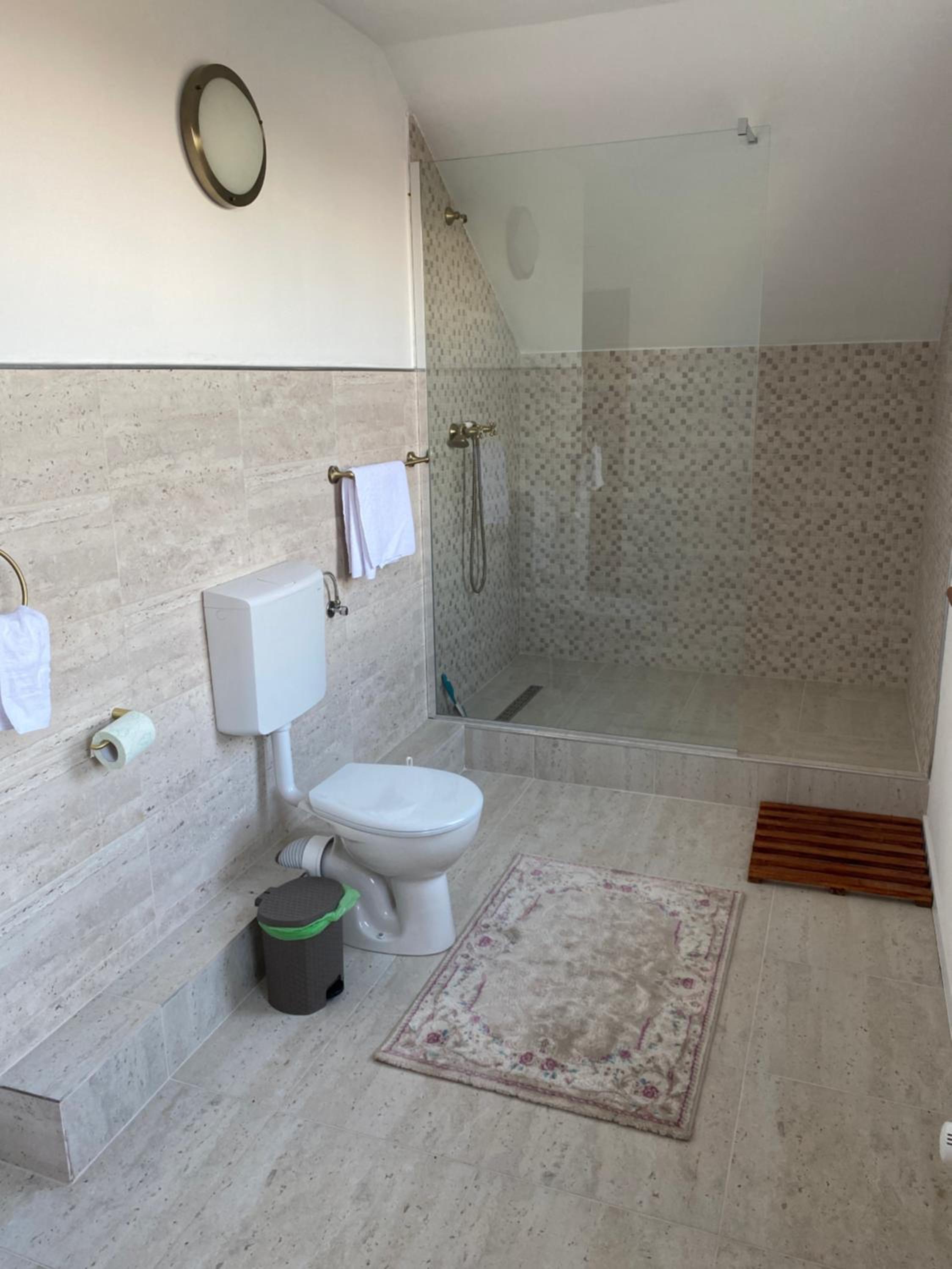 Apartment with Balcony - Photo 3