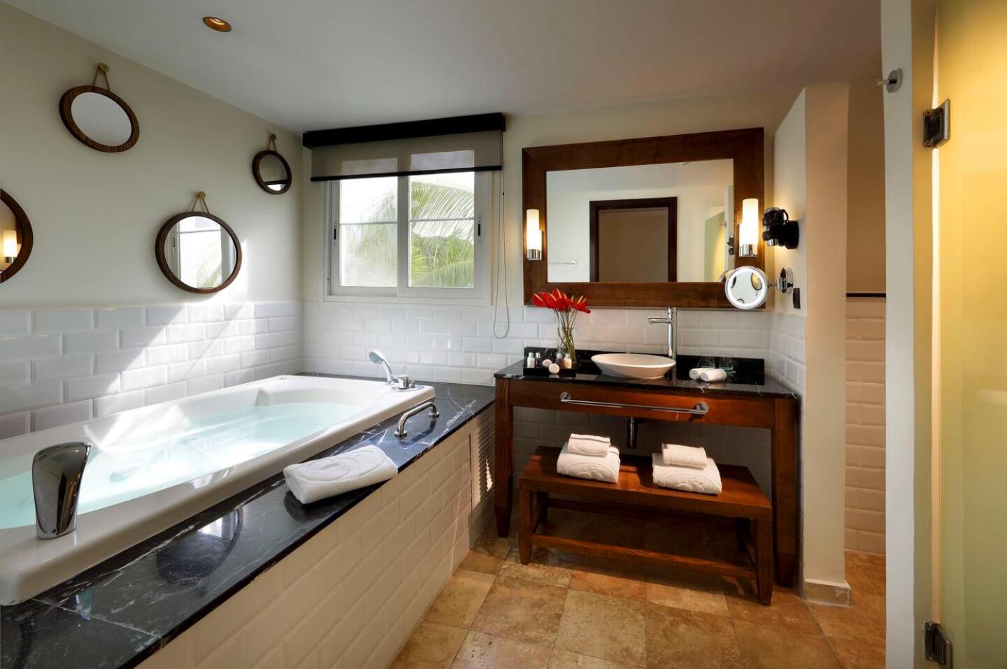 Suite Beachside Panoramic Ocean View thumbnail 6