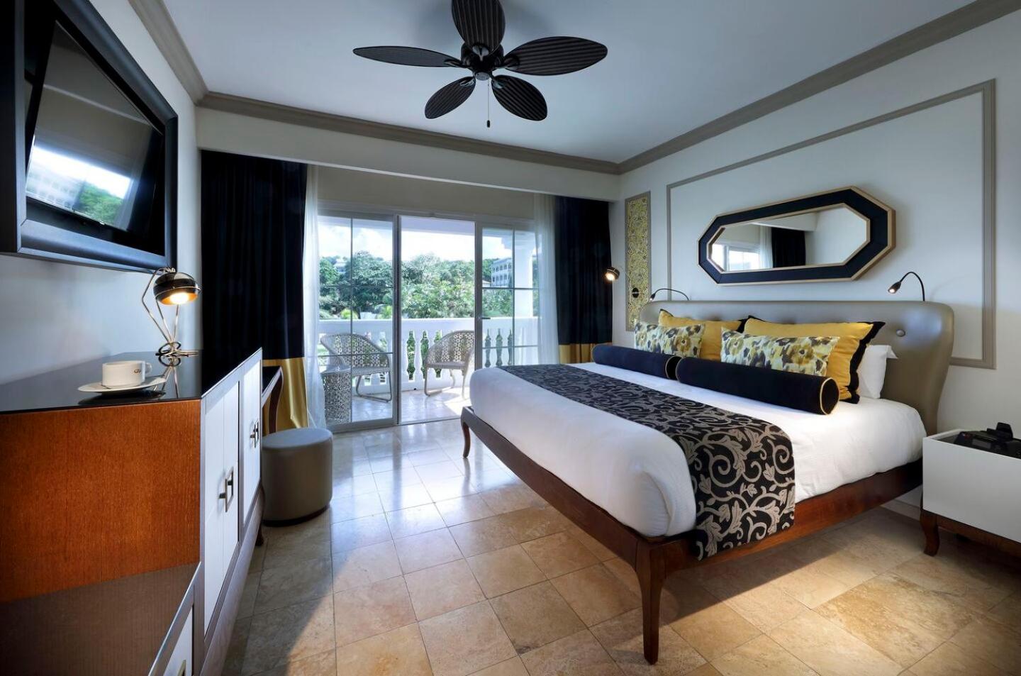 Suite Beachside Panoramic Ocean View thumbnail 5